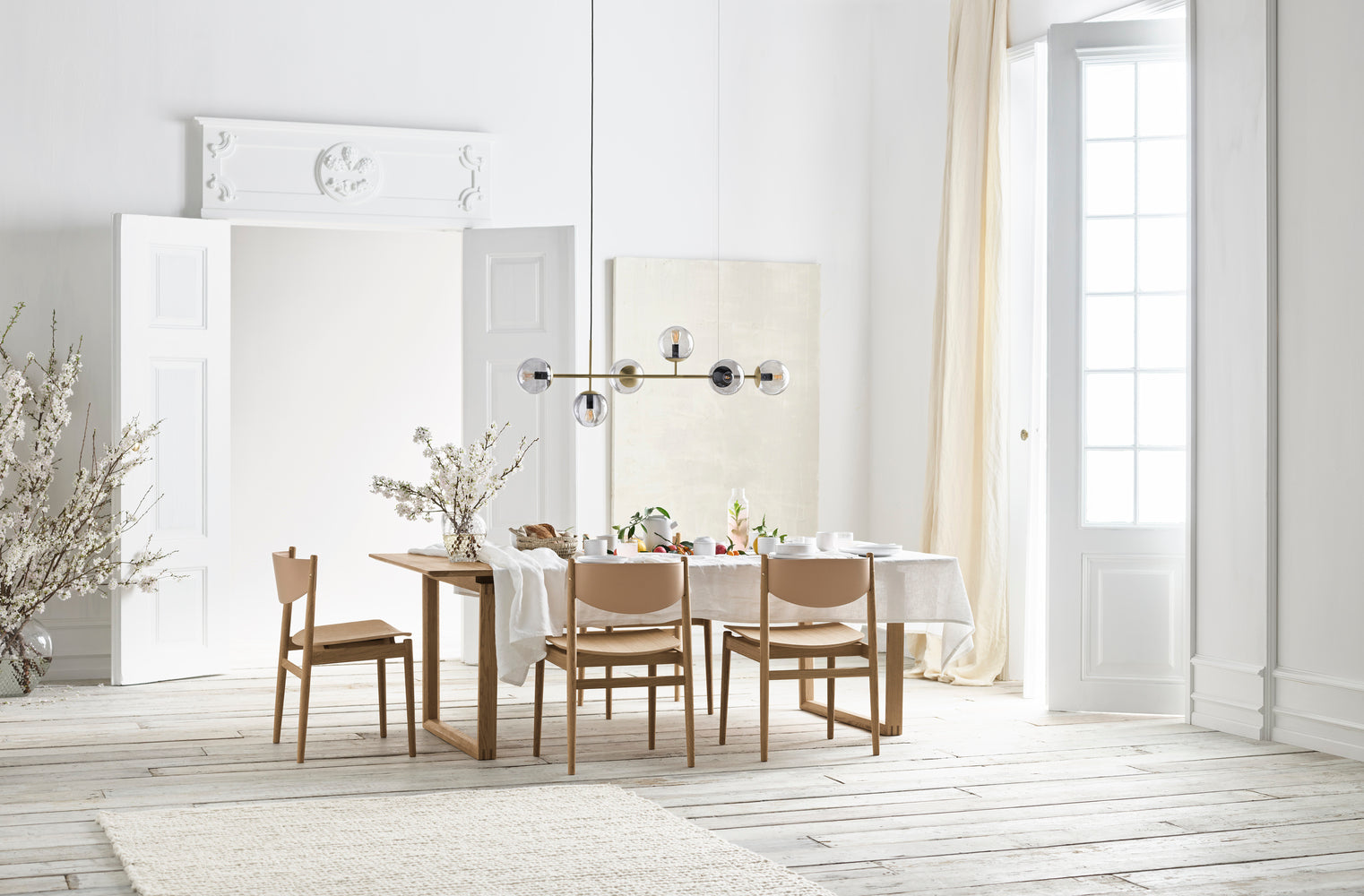 Stôl NORD bielené dubové drevo s čiernym podstavcom