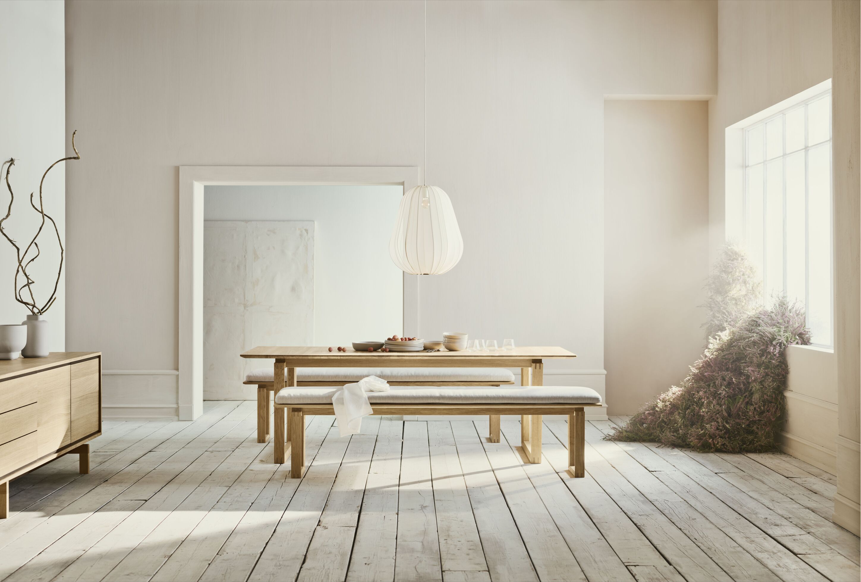 Lavica NORD bielené dubové drevo s čiernym podstavcom