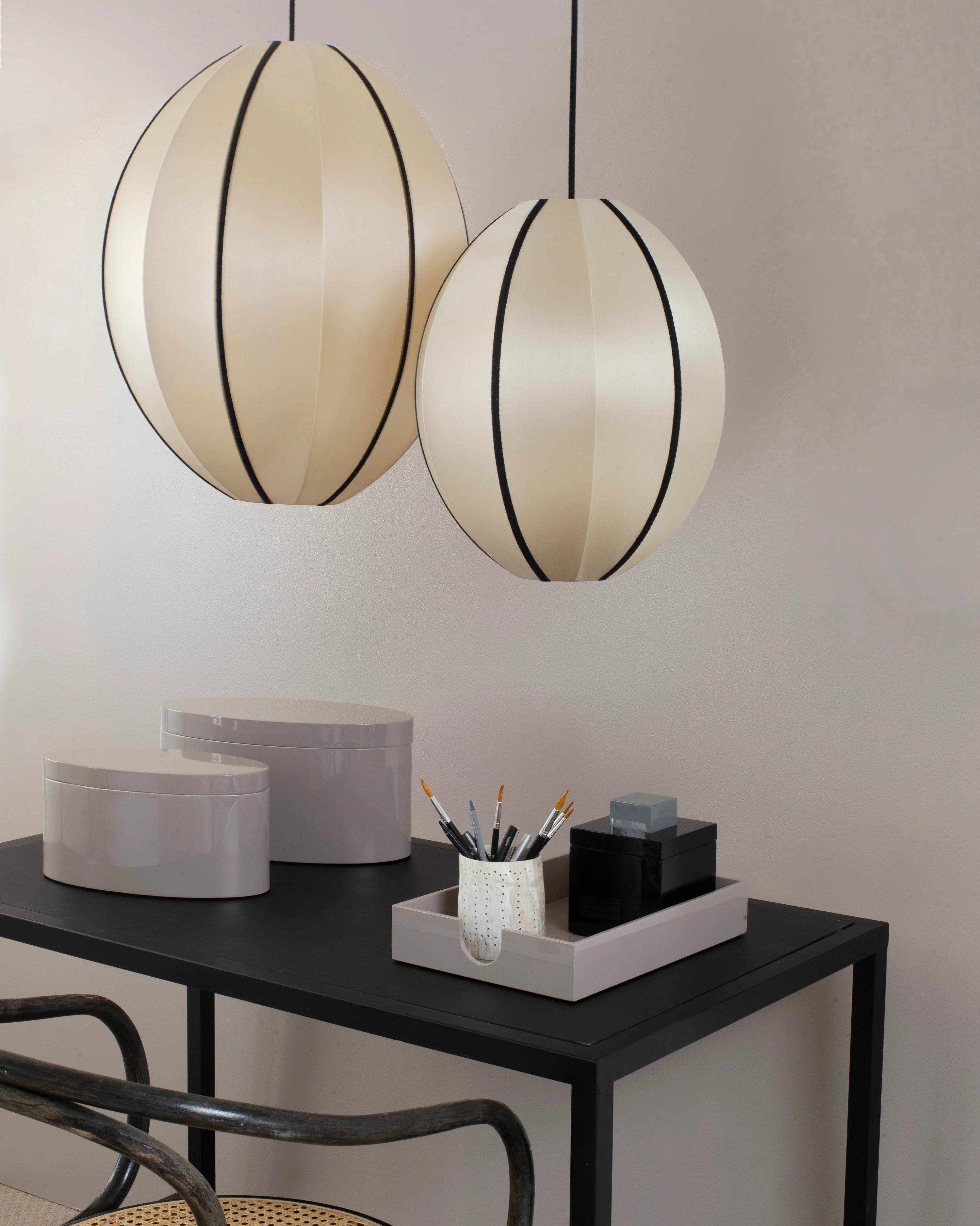 Béžový OVAL lampáš s čiernym