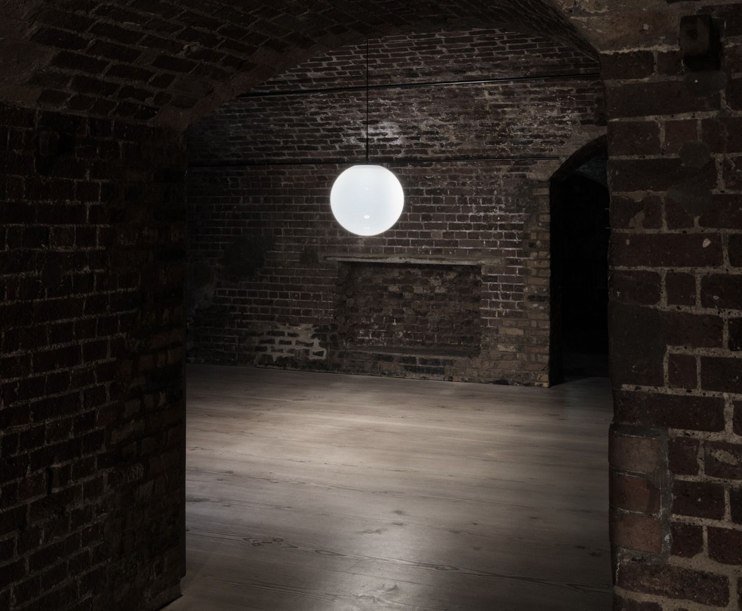 Závesná lampa GLOBE opalizujúca