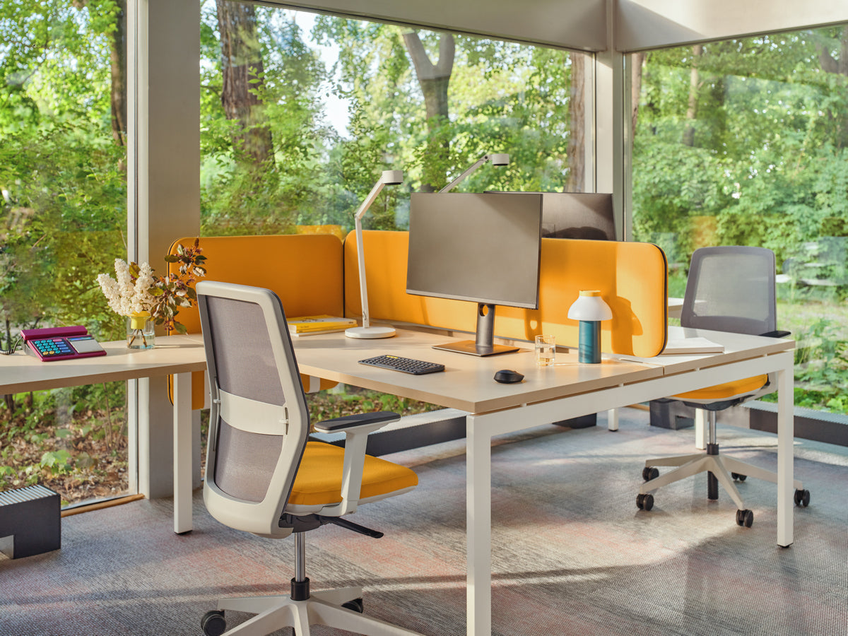 Kreslo s perforovaným operadlom EVO s nastaviteľným podstavcom na kolieskach pre tvrdé povrchy