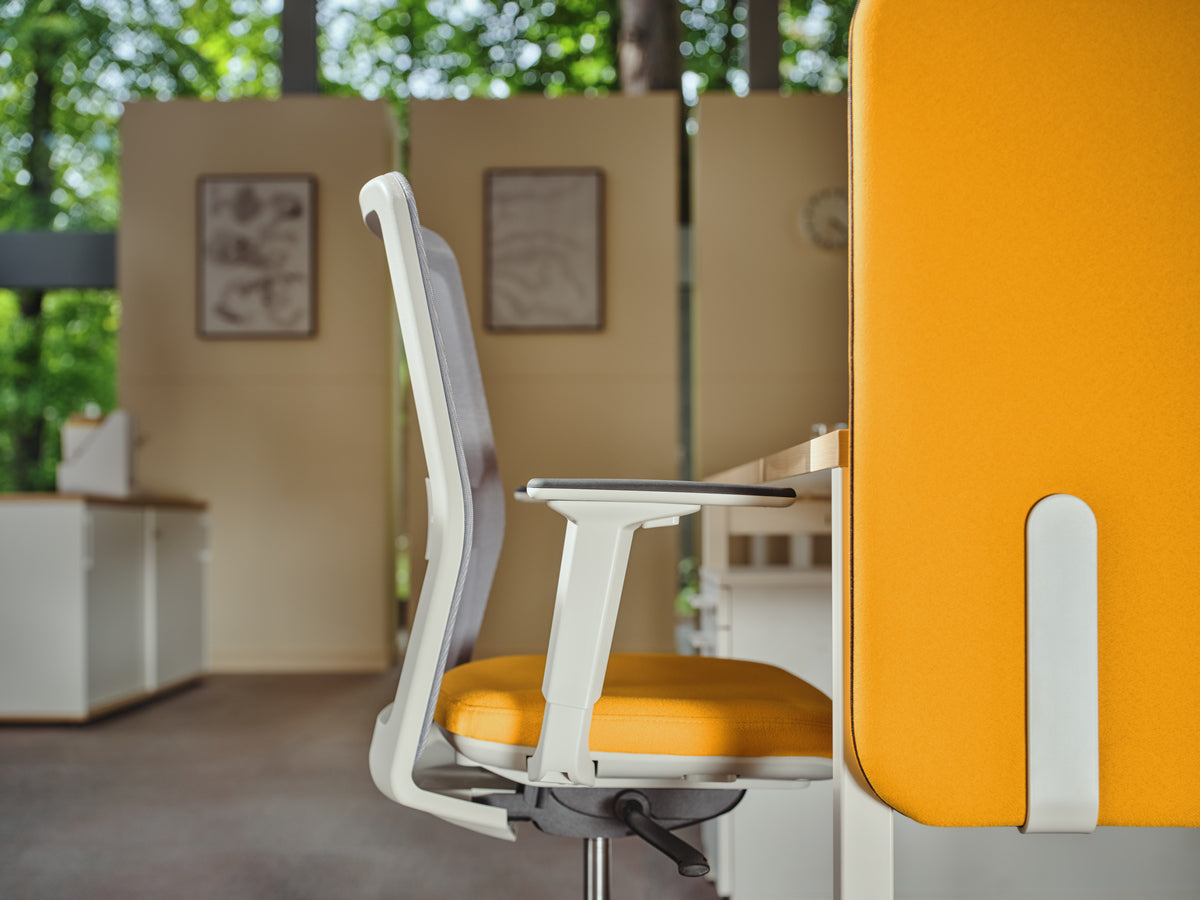 Kreslo s perforovaným operadlom EVO s nastaviteľným podstavcom na kolieskach pre tvrdé povrchy