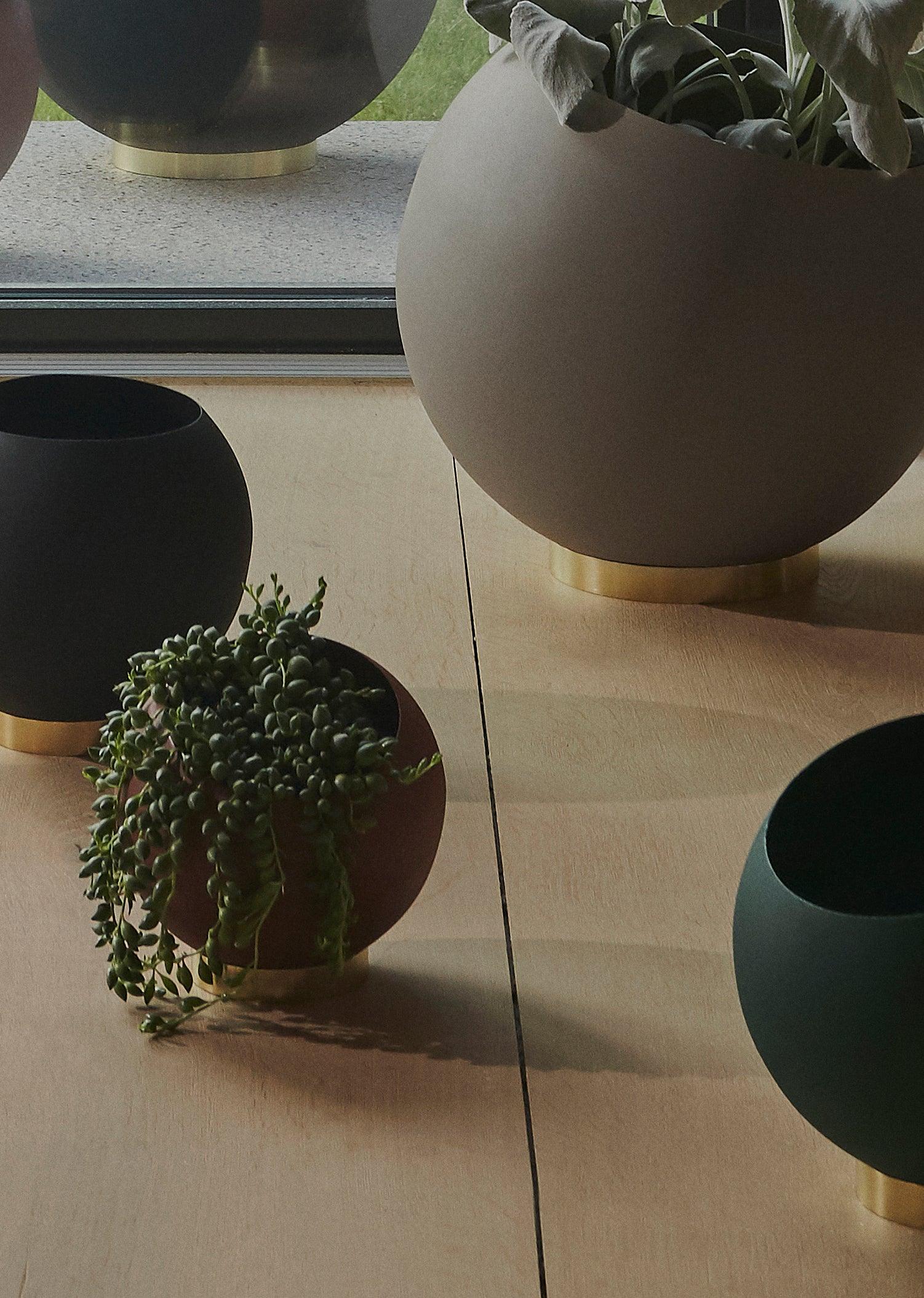 Osłonka stojąca GLOBE czarny AYTM Eye on Design