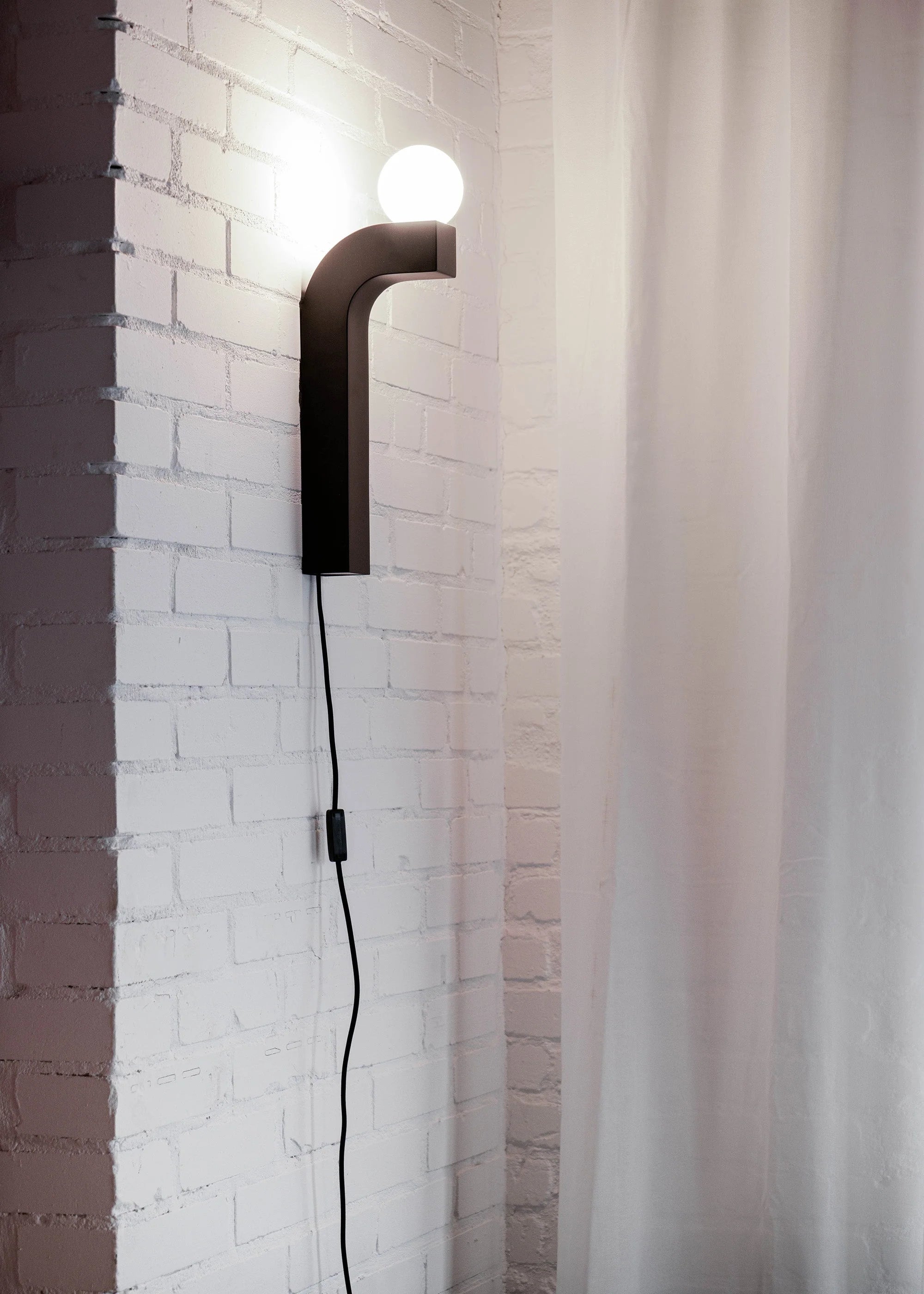 PALLIA black wall lamp