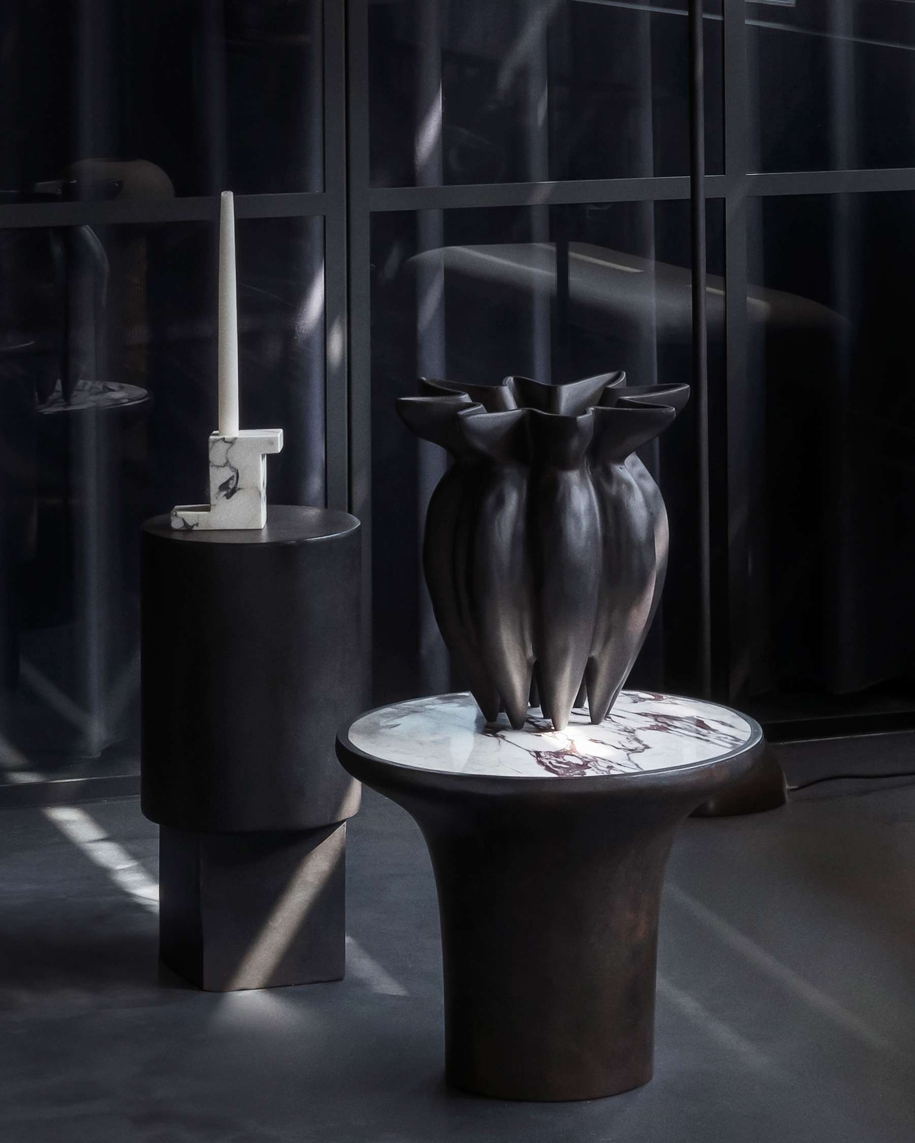 Kávový stolík TRUMPET betón s mramorom