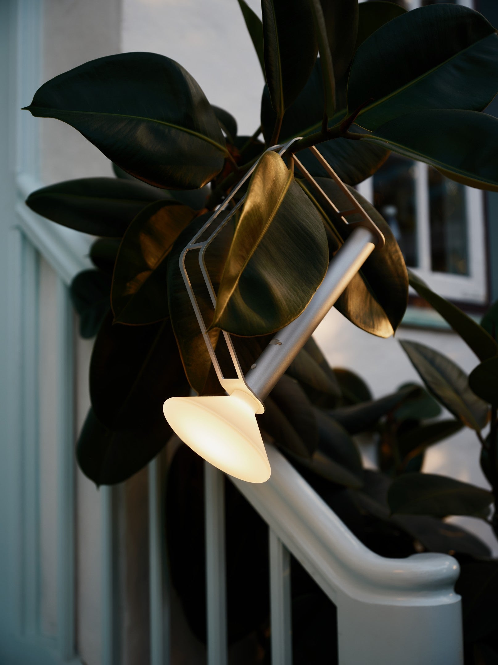 Prenosná vonkajšia lampa PITON strieborná
