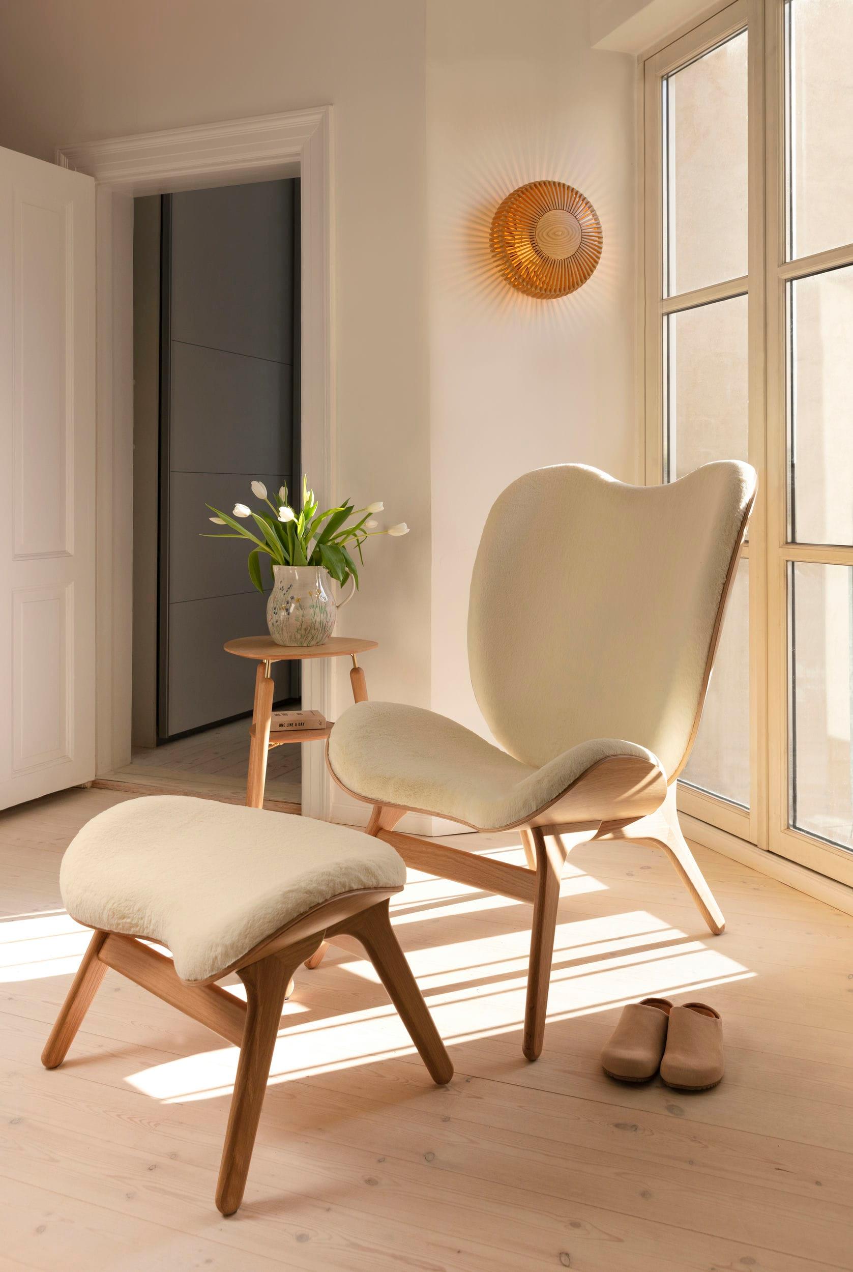 Podnóżek CONVERSATION PIECE kremowy plusz z dębową podstawą UMAGE Eye on Design