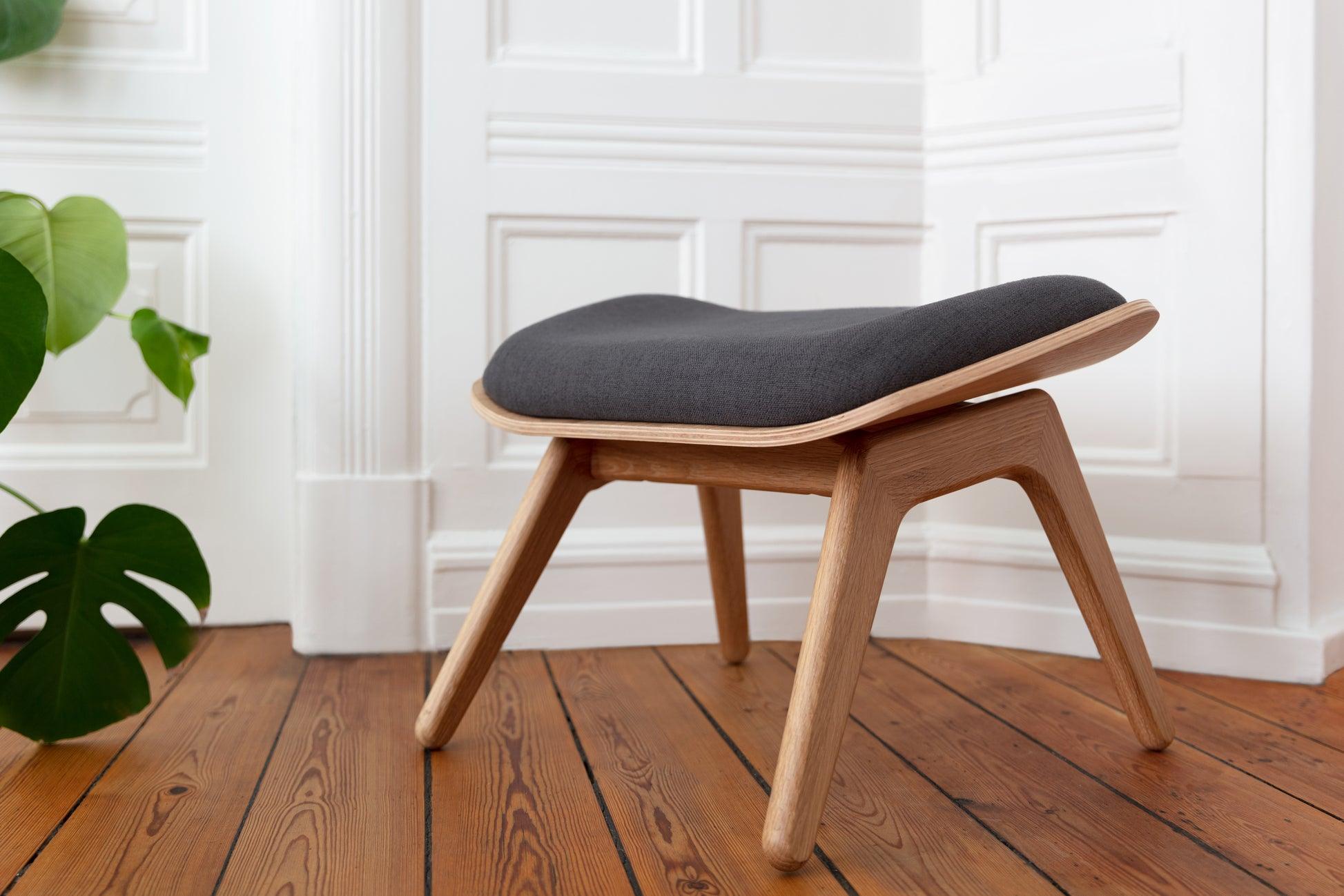 Podnóżek READER bursztynowy z dębową podstawą UMAGE Eye on Design