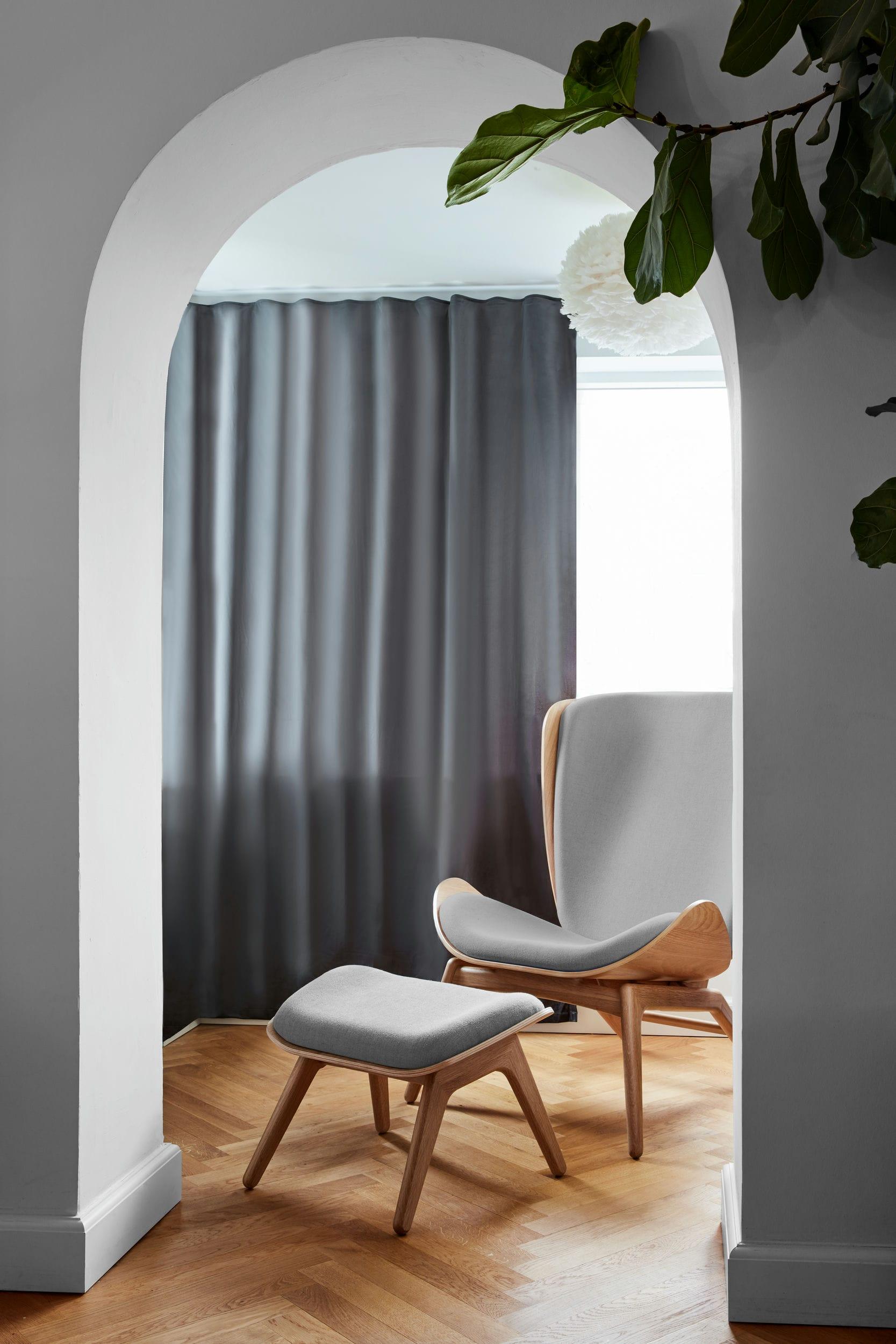 Podnóżek READER bursztynowy z dębową podstawą UMAGE Eye on Design