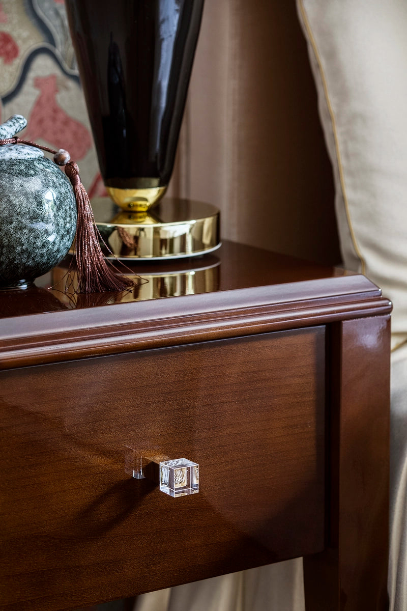 Stolná lampa REA čierna s čiernym podstavcom a zlatým povrchom