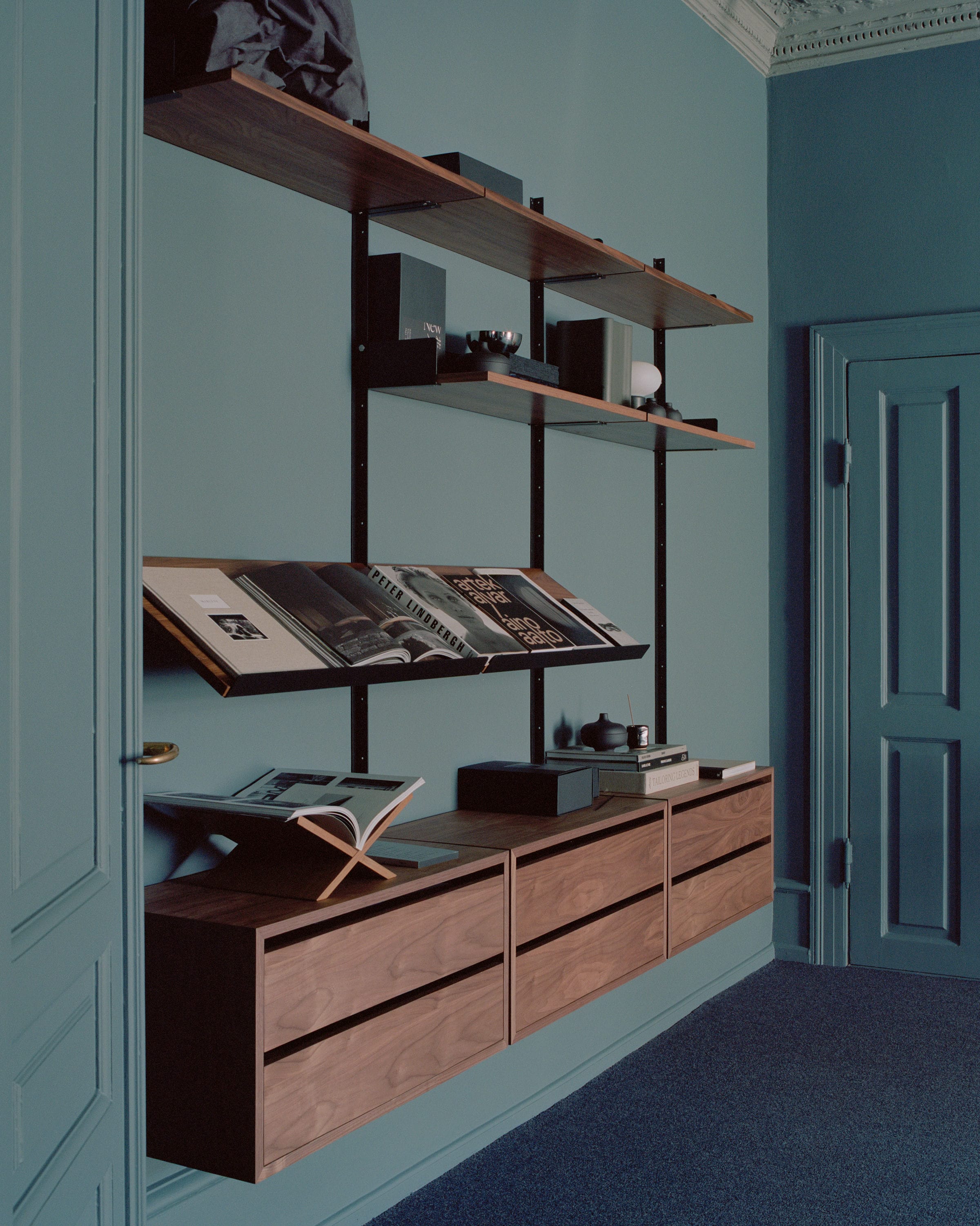 Závesná skrinka so zásuvkami NEW WORKS orechový dyha