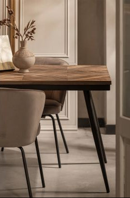 Stôl RHOMBIC z teakového dreva s čiernym kovovým podstavcom