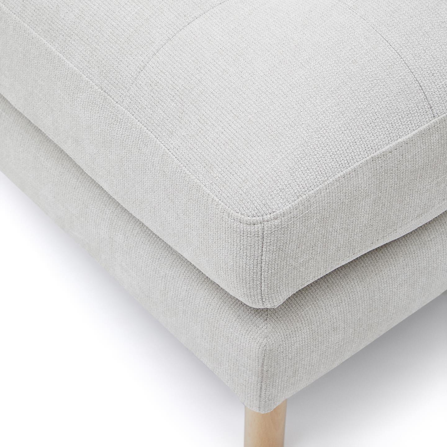 Puf DEBRA perłowy szenil z bukową podstawą La Forma Eye on Design