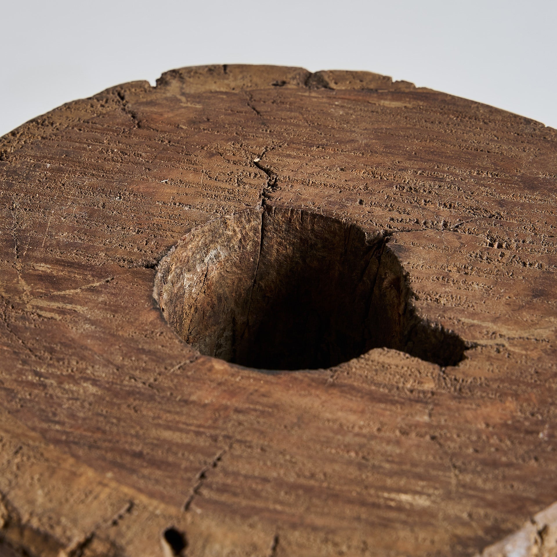 Bočný stolík KRAJ z patinovaného mangového dreva