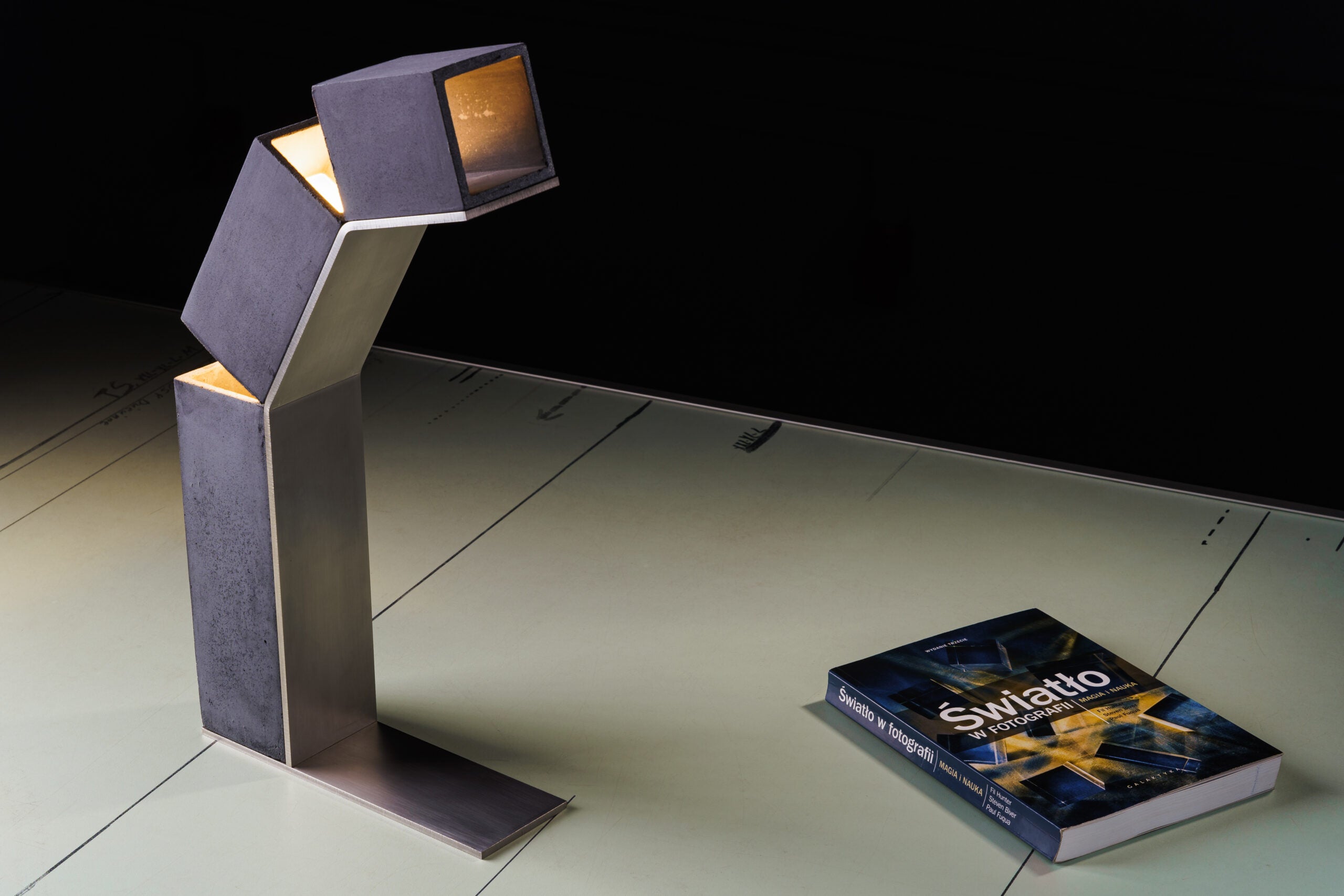 ROBOT concrete table lamp