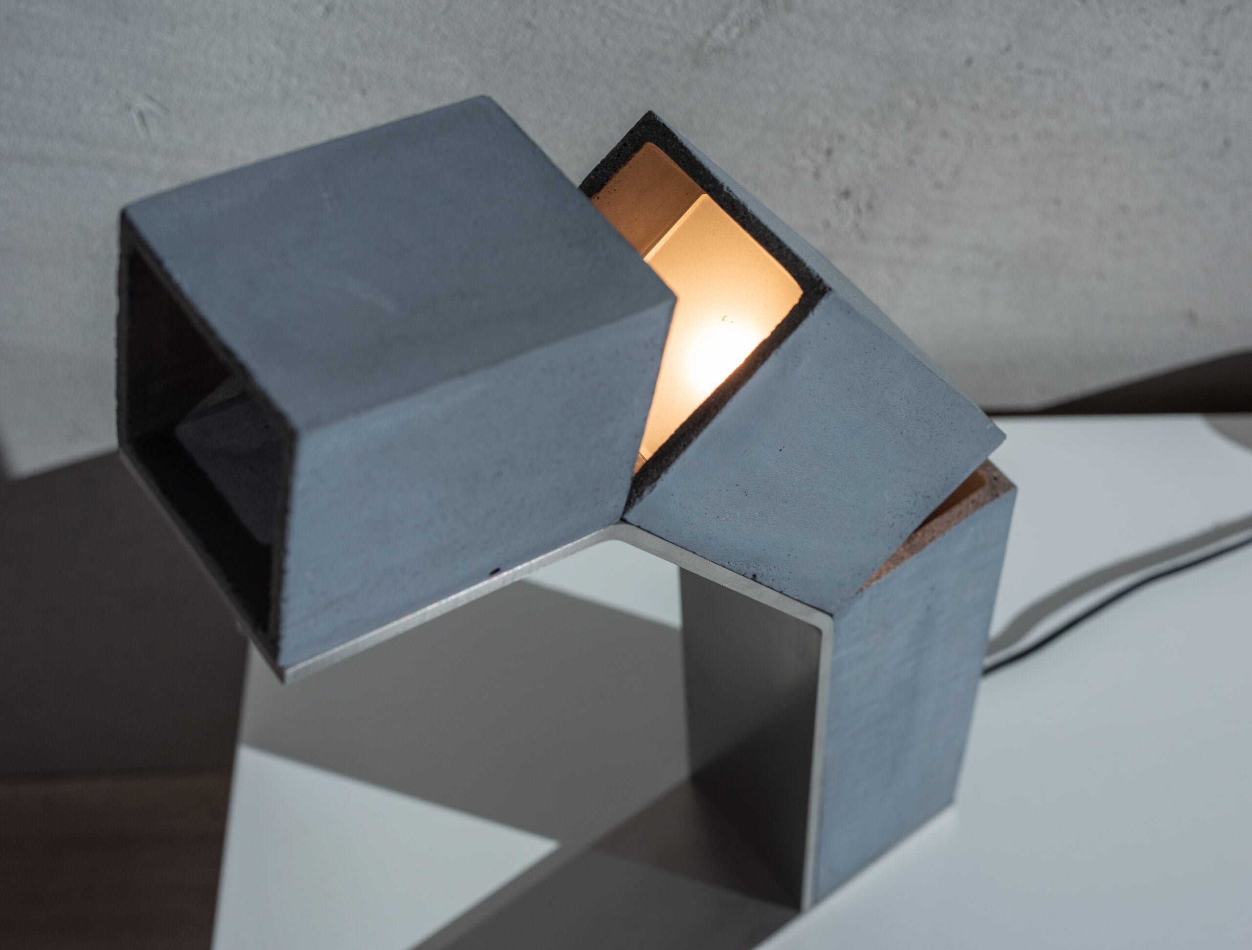 ROBOT concrete table lamp