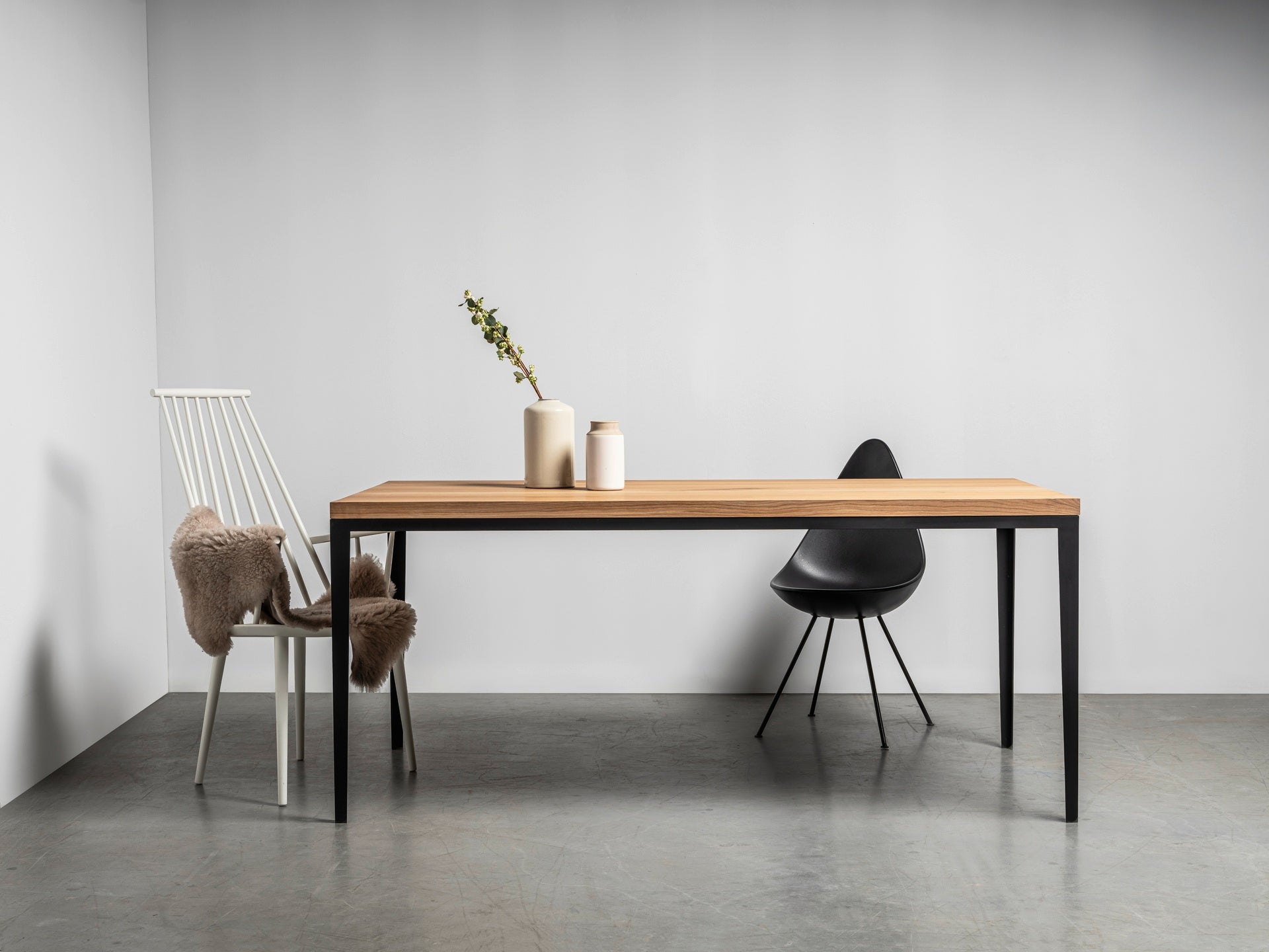 Stôl ALEX dubový vrch s čiernym oceľovým podstavcom