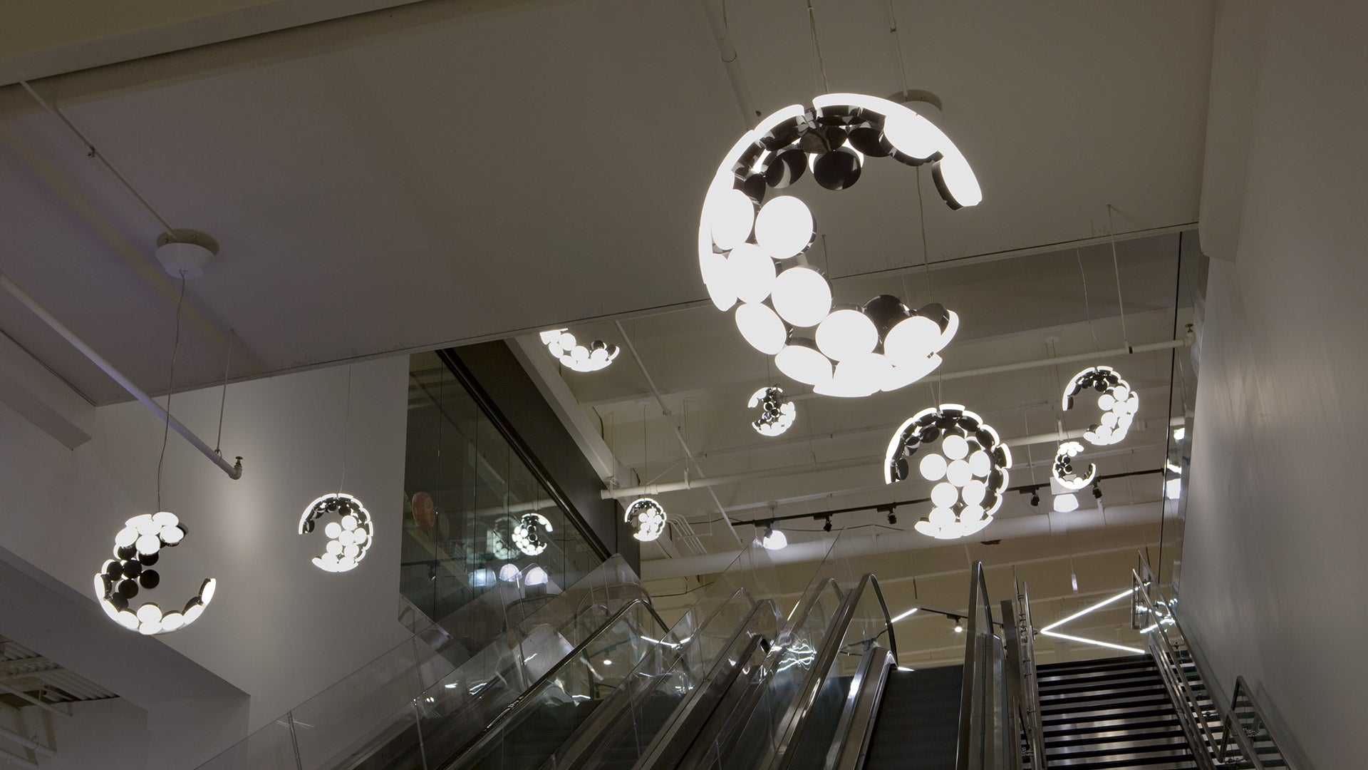 Závesná lampa SCOPAS biela s čiernou