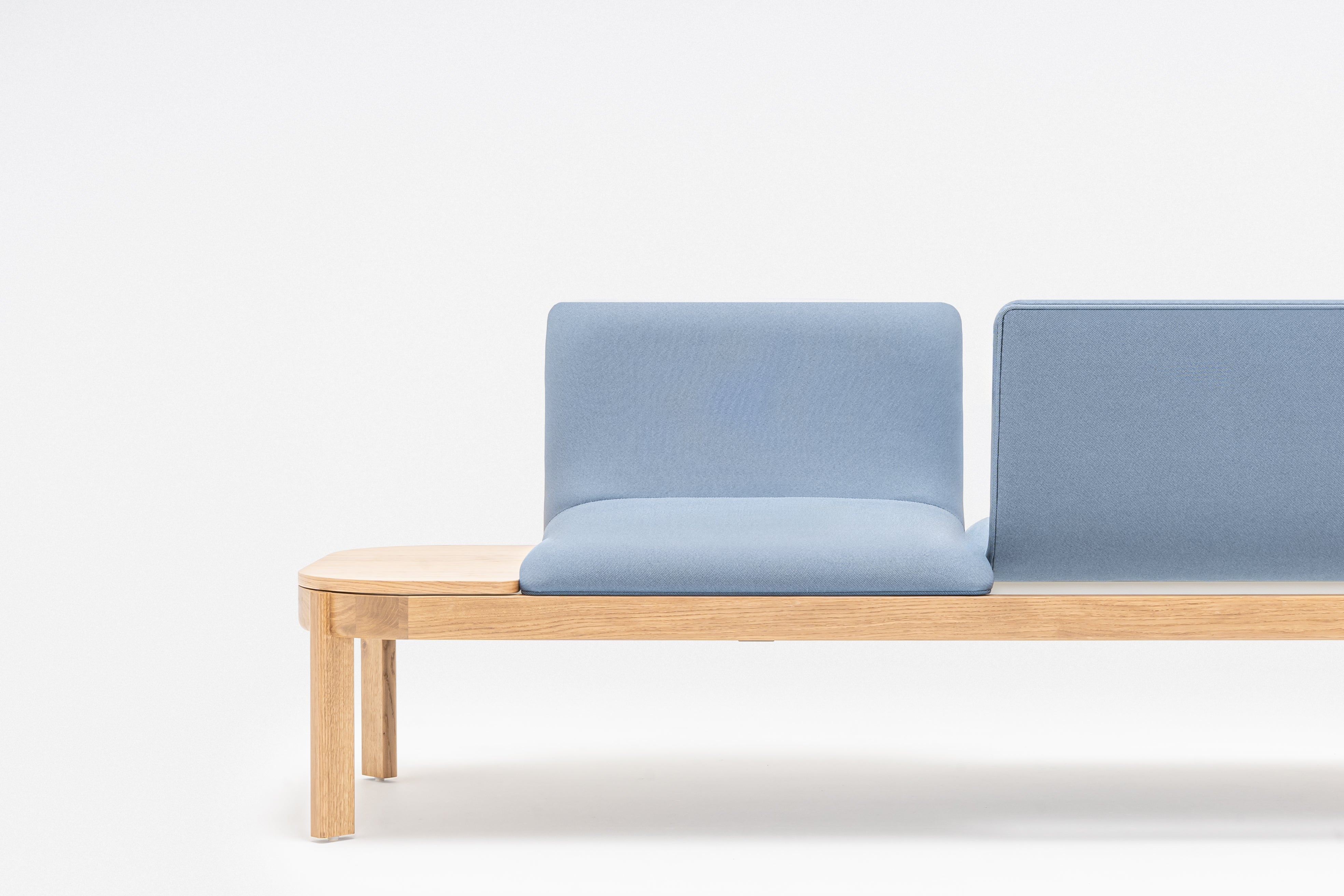 Čalúnená lavička s opierkou RAMP, drevená základňa