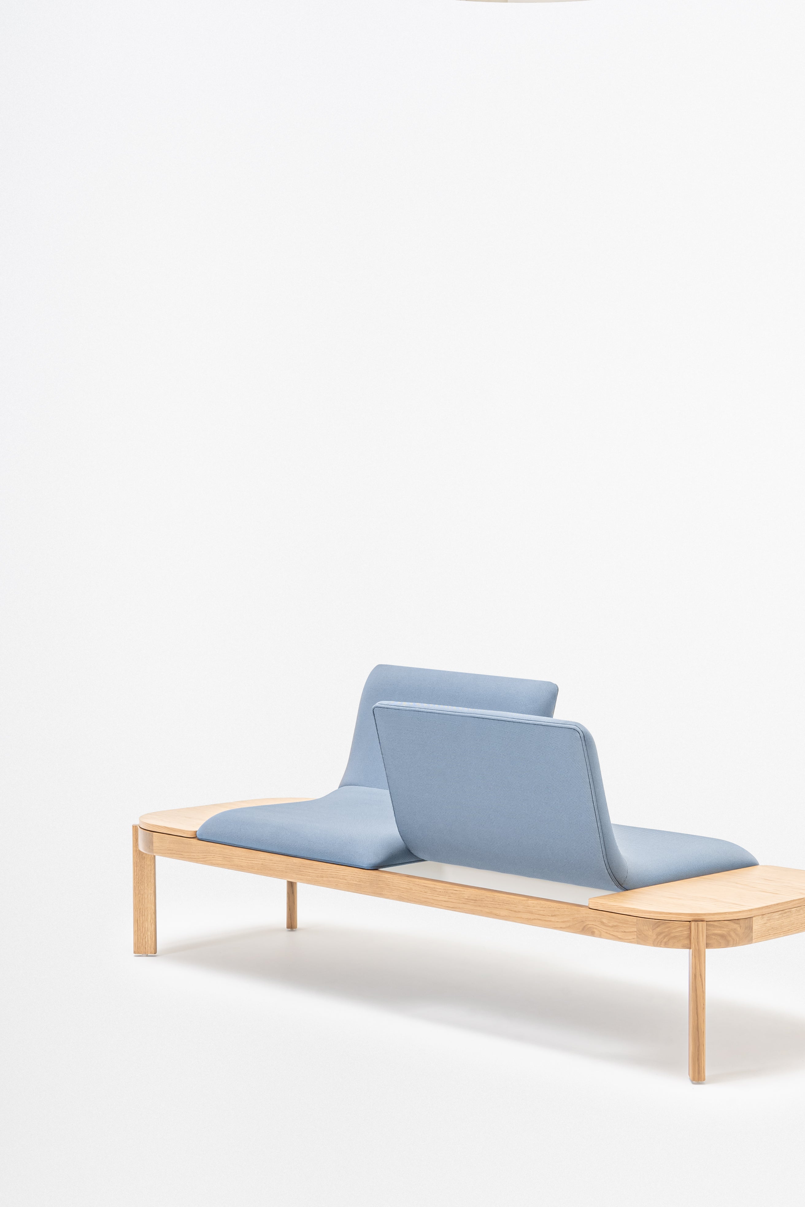 Čalúnená lavička s opierkou RAMP, drevená základňa