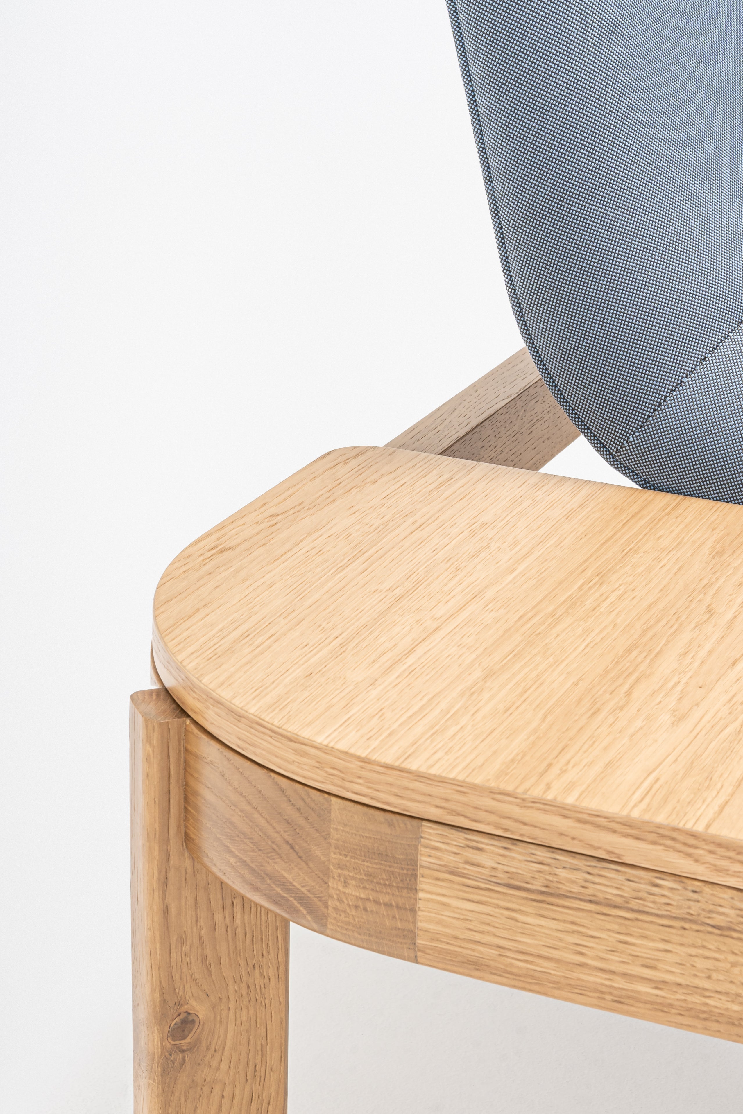 Čalúnená lavička s opierkou RAMP, drevená základňa