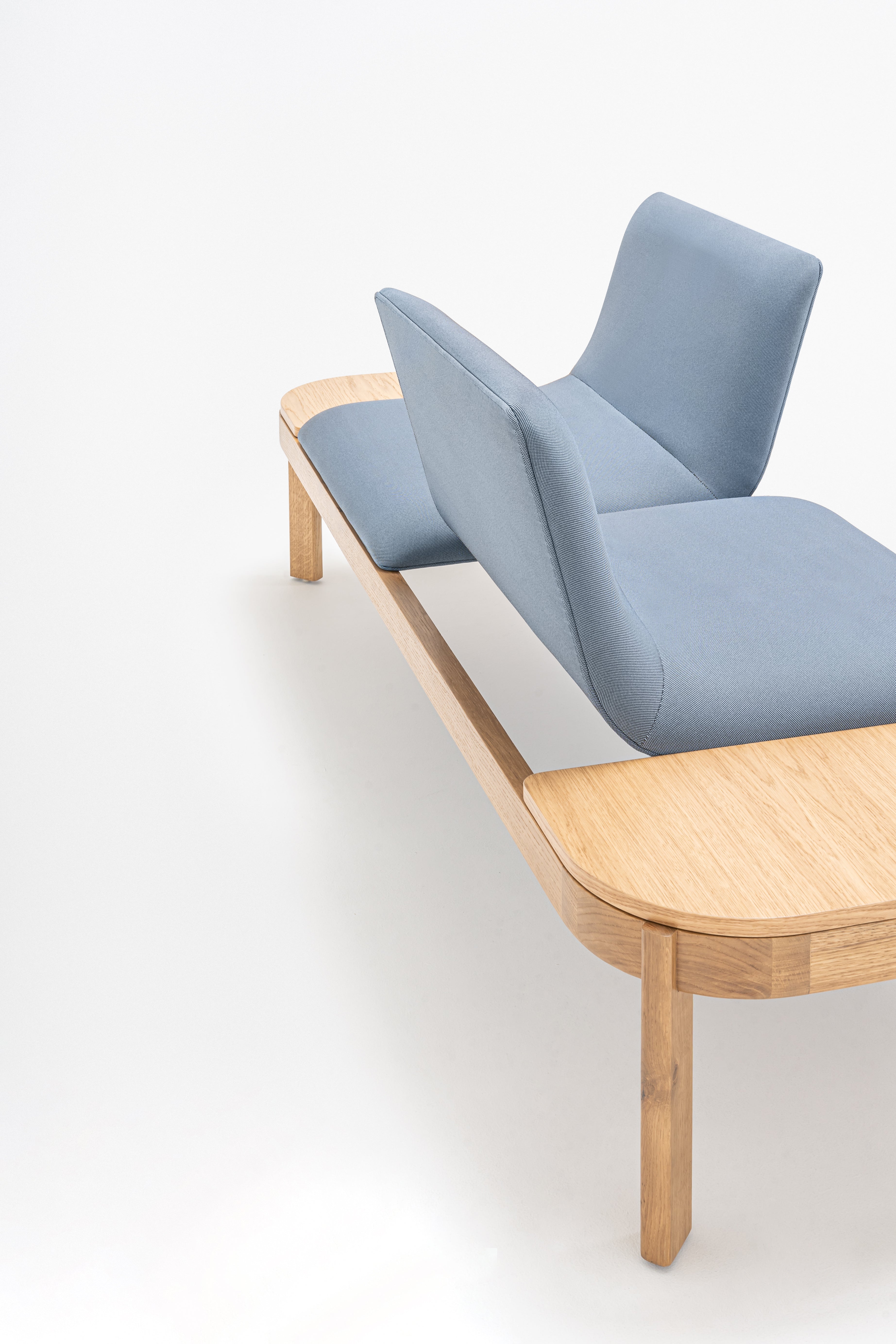 Čalúnená lavička s opierkou RAMP, drevená základňa