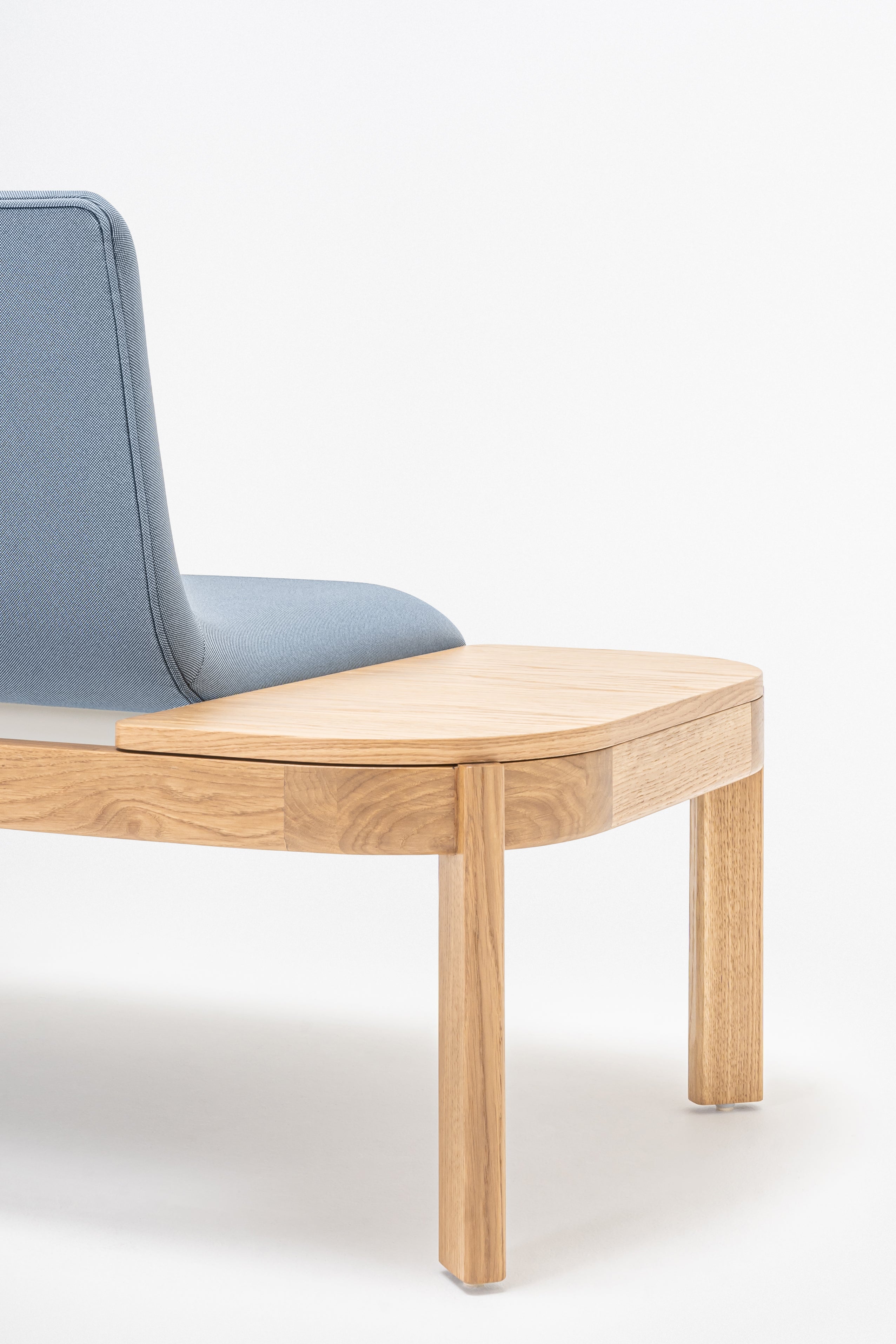 Čalúnená lavička s opierkou RAMP, drevená základňa