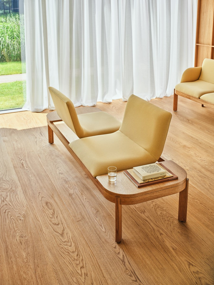 Čalúnená lavička s opierkou RAMP, drevená základňa