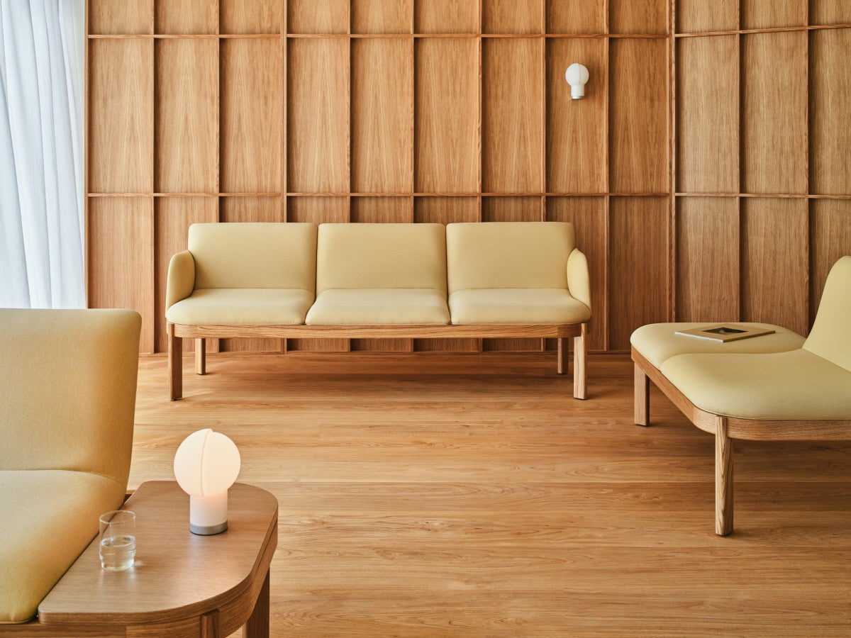 Čalúnená lavička s opierkou RAMP, drevená základňa