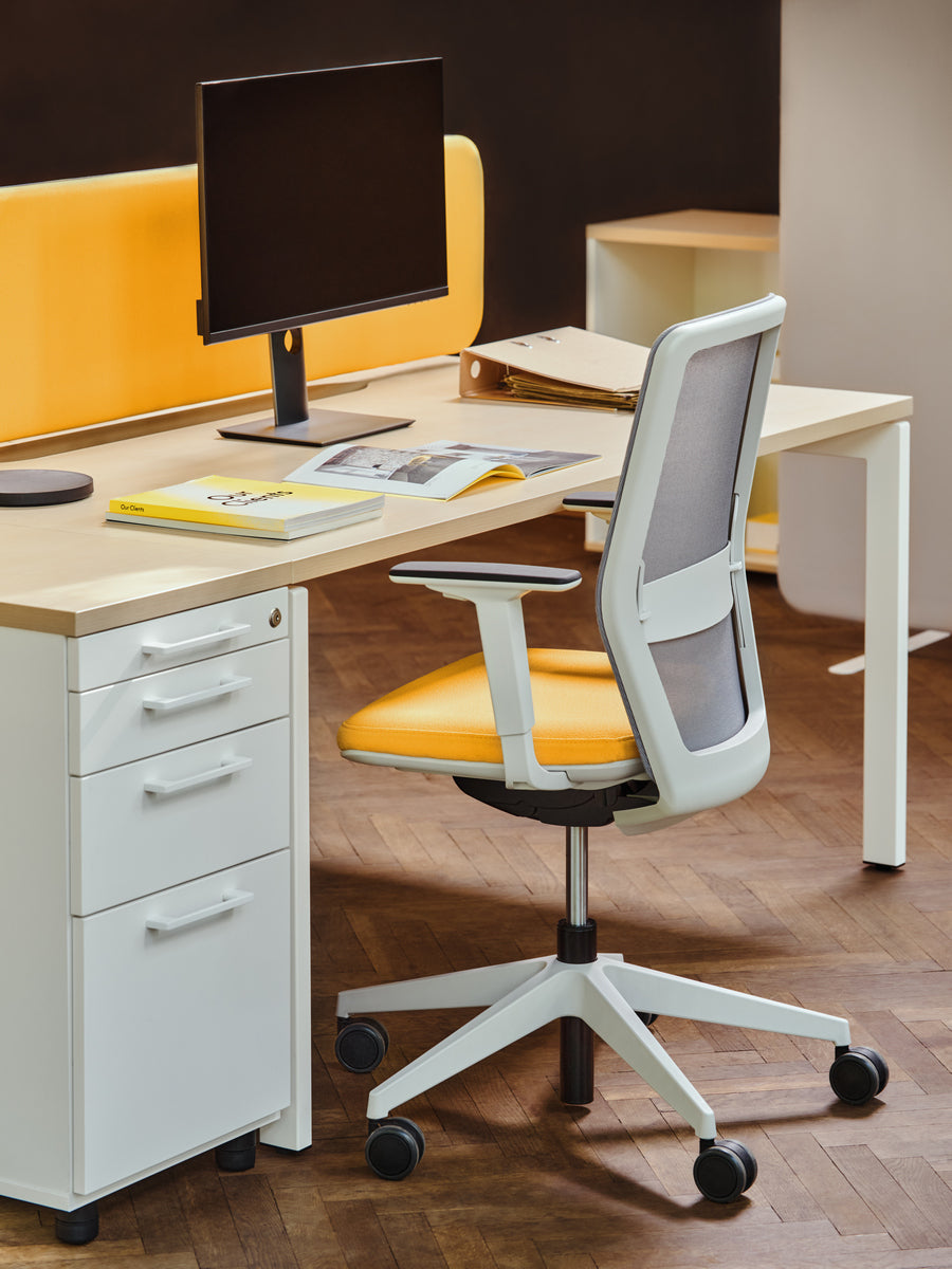 Kreslo s perforovaným operadlom EVO s nastaviteľným podstavcom na kolieskach pre tvrdé povrchy