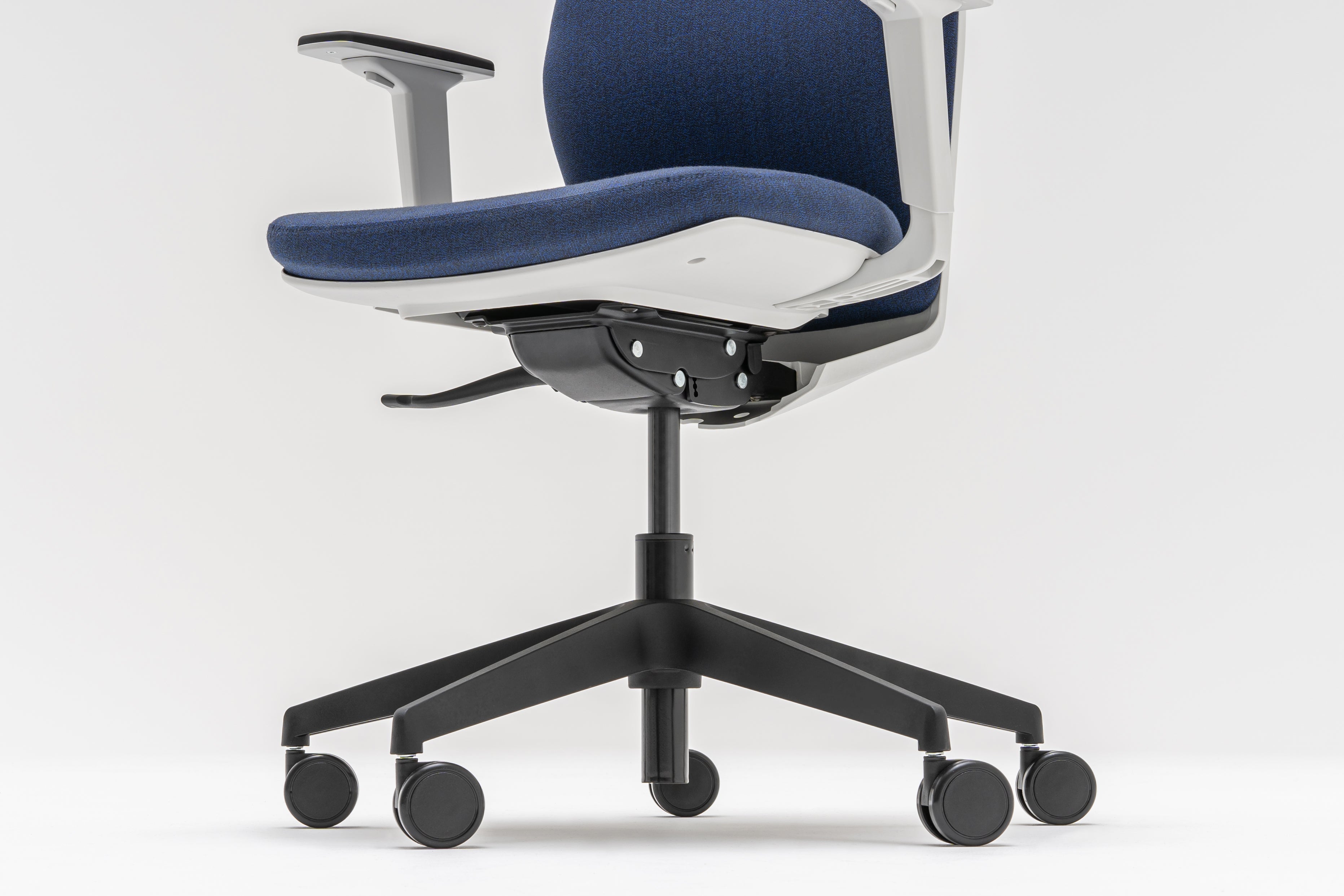 Kreslo s čalúneným operadlom EVO s nastaviteľným podstavcom na kolieskach pre mäkké povrchy