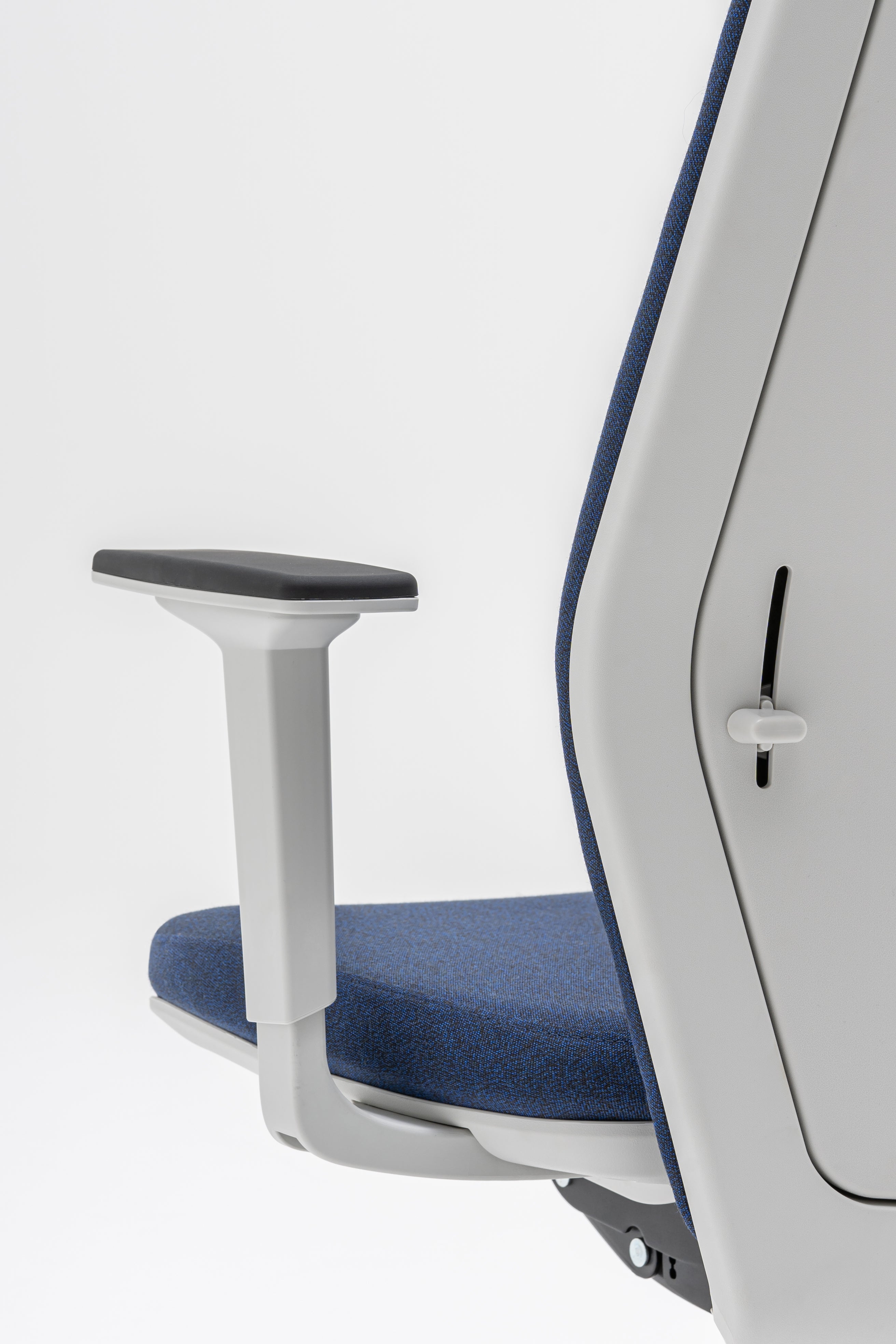 Kreslo s čalúneným operadlom EVO s nastaviteľným podstavcom na kolieskach pre mäkké povrchy