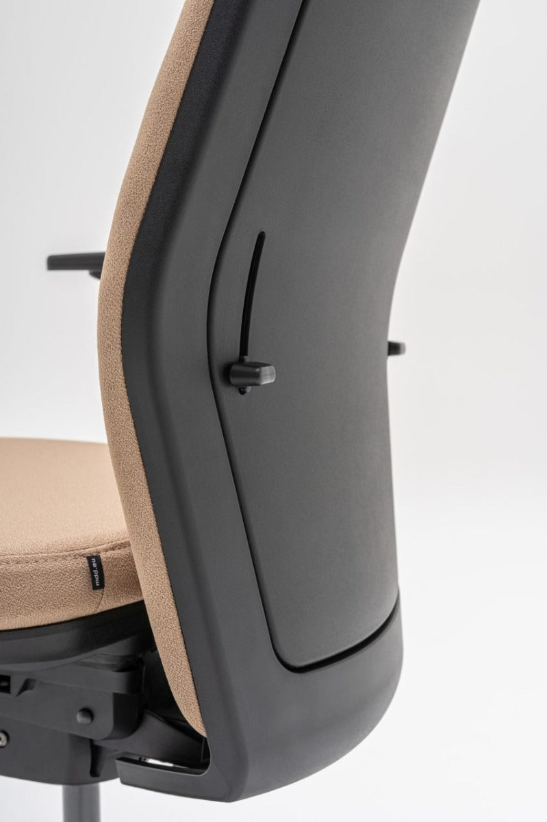 Kreslo s čalúneným operadlom EVO s nastaviteľným podstavcom na kolieskach pre mäkké povrchy