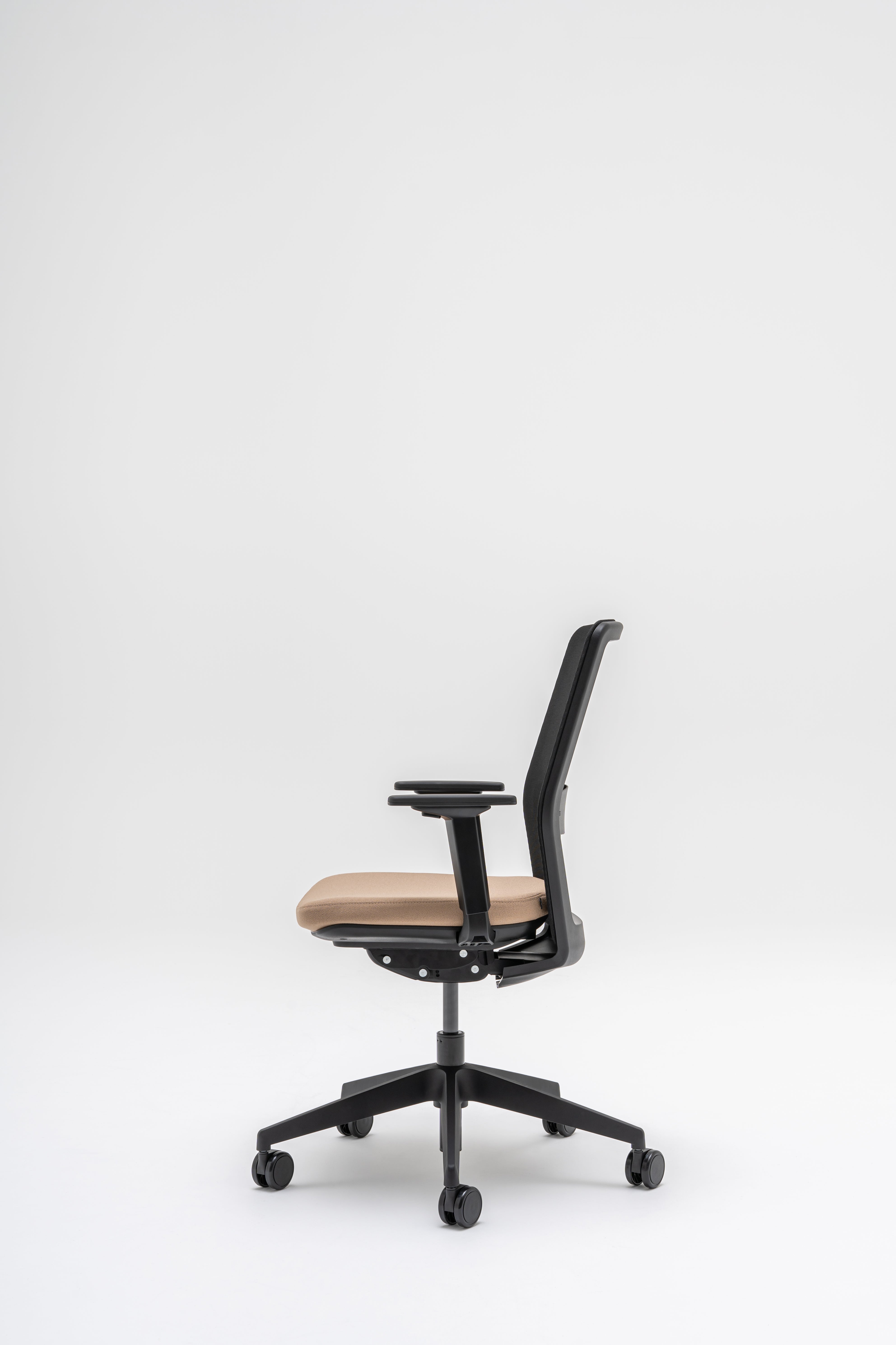 Armchair with an openwork EVO backrest adjustable base with wheels to the soft surface