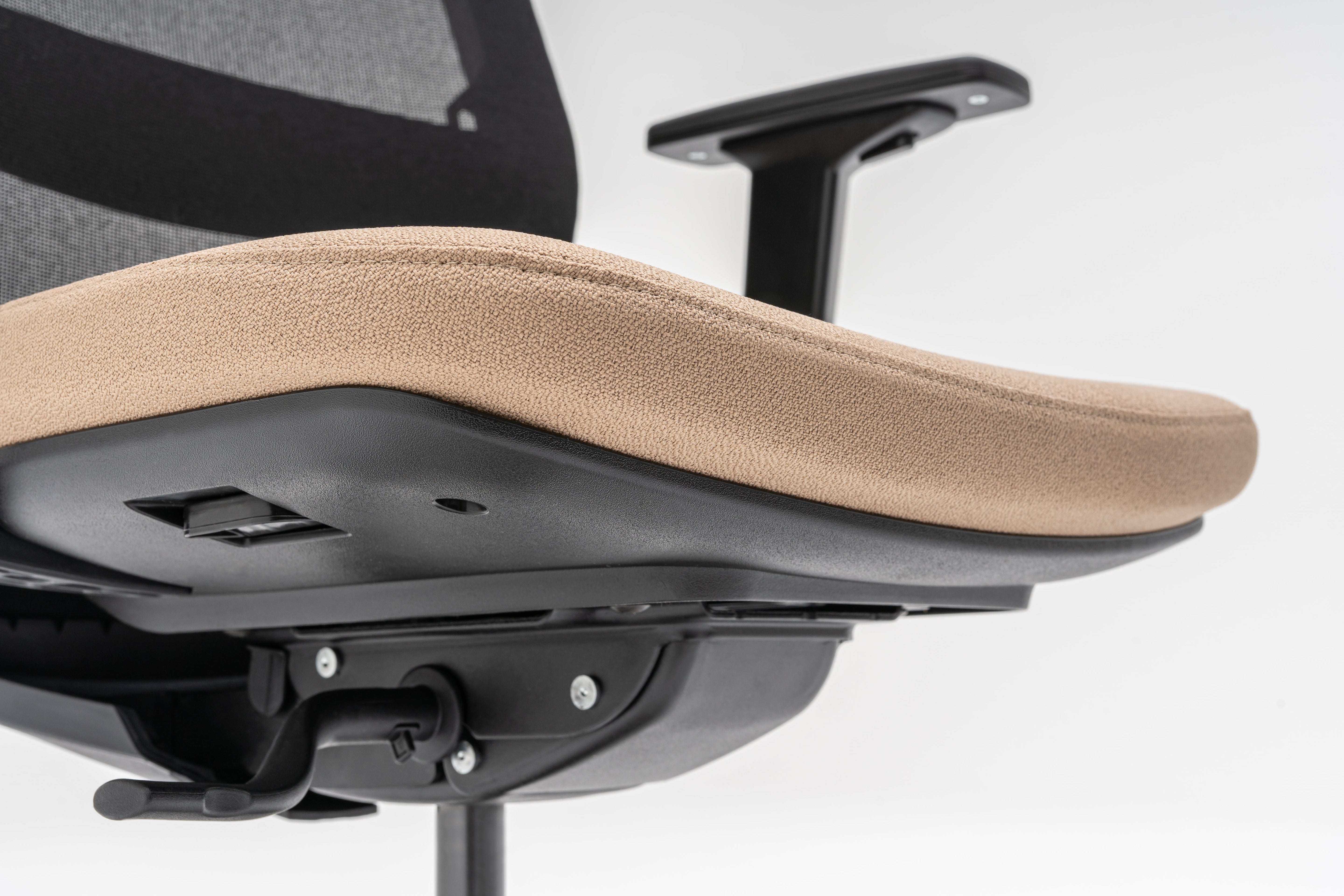 Kreslo s perforovaným operadlom EVO s nastaviteľným podstavcom na kolieskach pre tvrdé povrchy