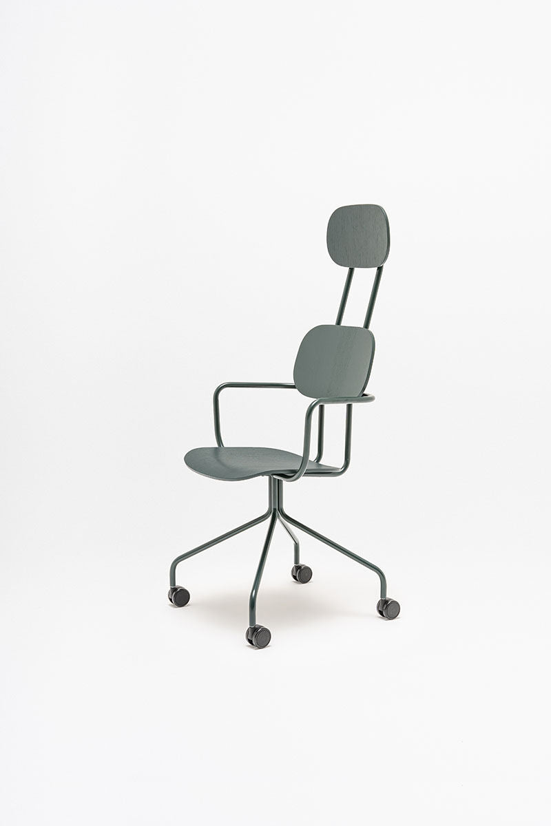 Krzesło biurowe z zagłówkiem NEW SCHOOL czerwona podstawa z kółkami – .mdd