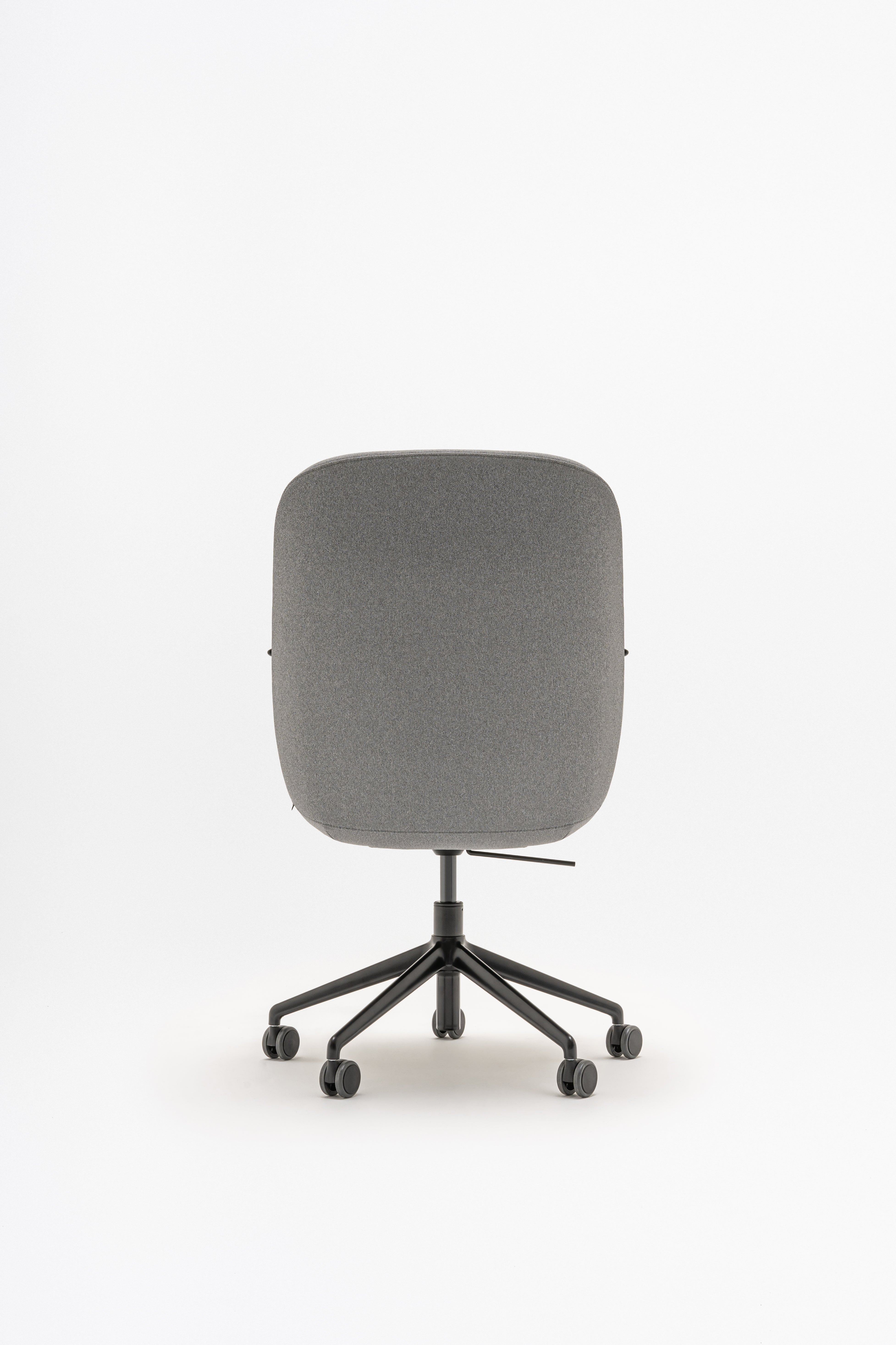 Conference armchair A regulated parallel base with wheels for a soft surface