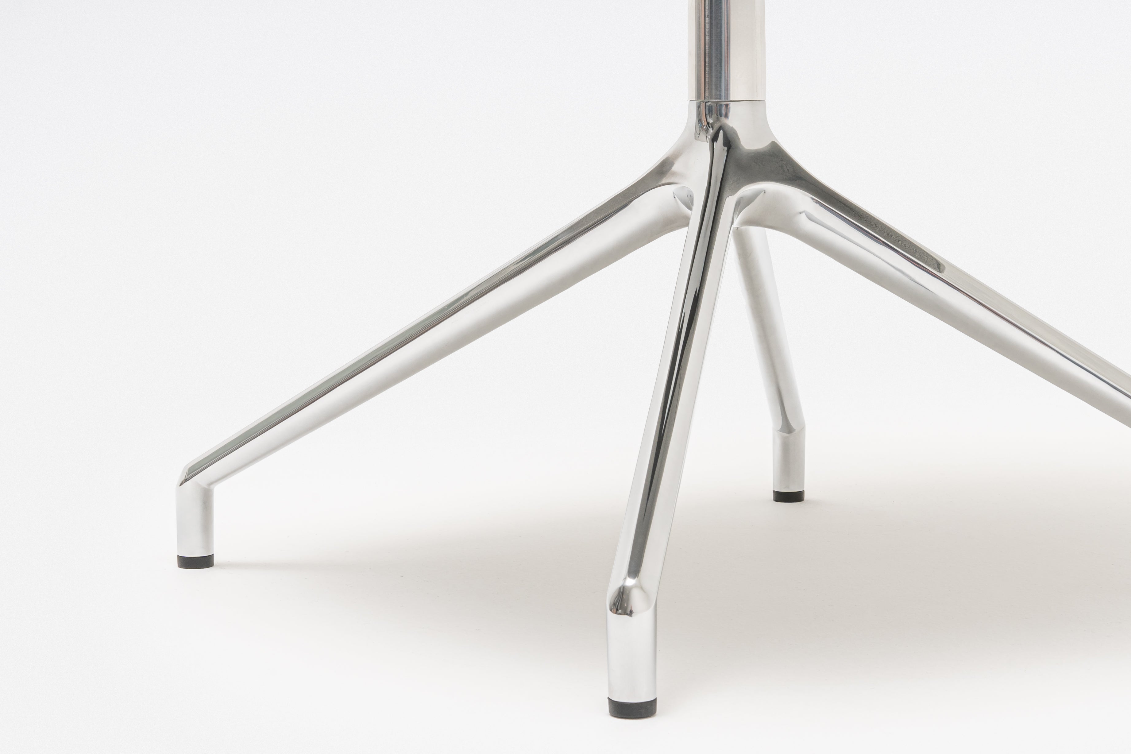 Kreslo s vysokým operadlom PARALEL leštené hliník