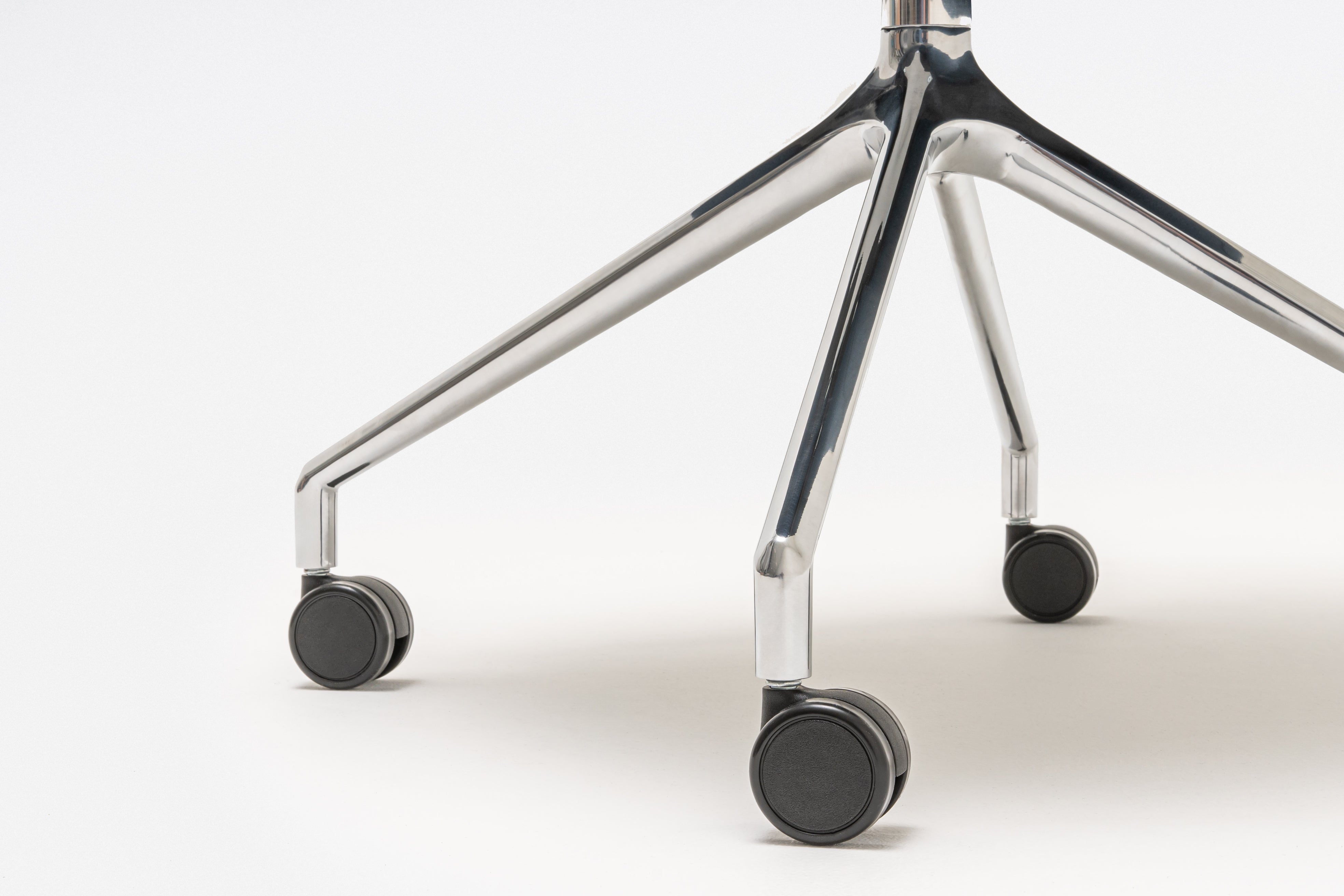 Kreslo s vysokým operadlom PARALEL leštené hliník