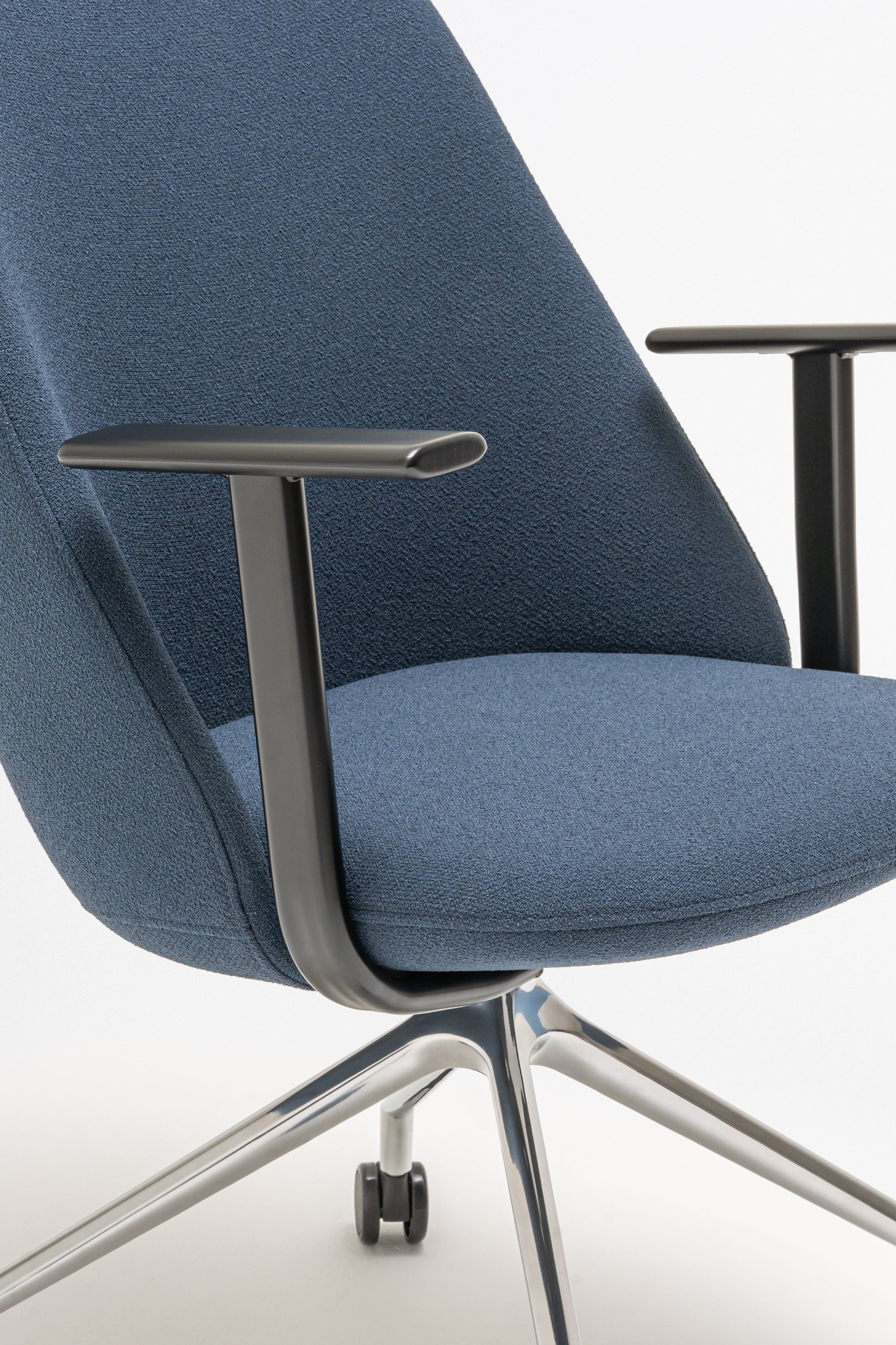 Kreslo s vysokým operadlom PARALEL leštené hliník