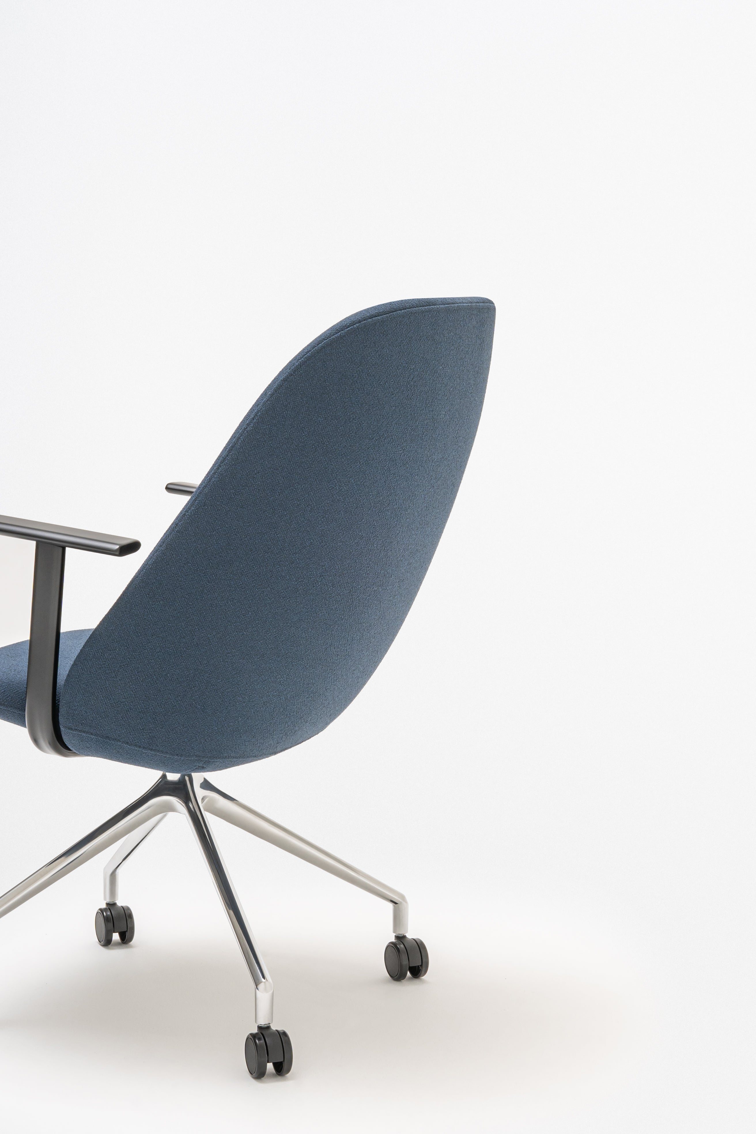 Kreslo s vysokým operadlom PARALEL leštené hliník