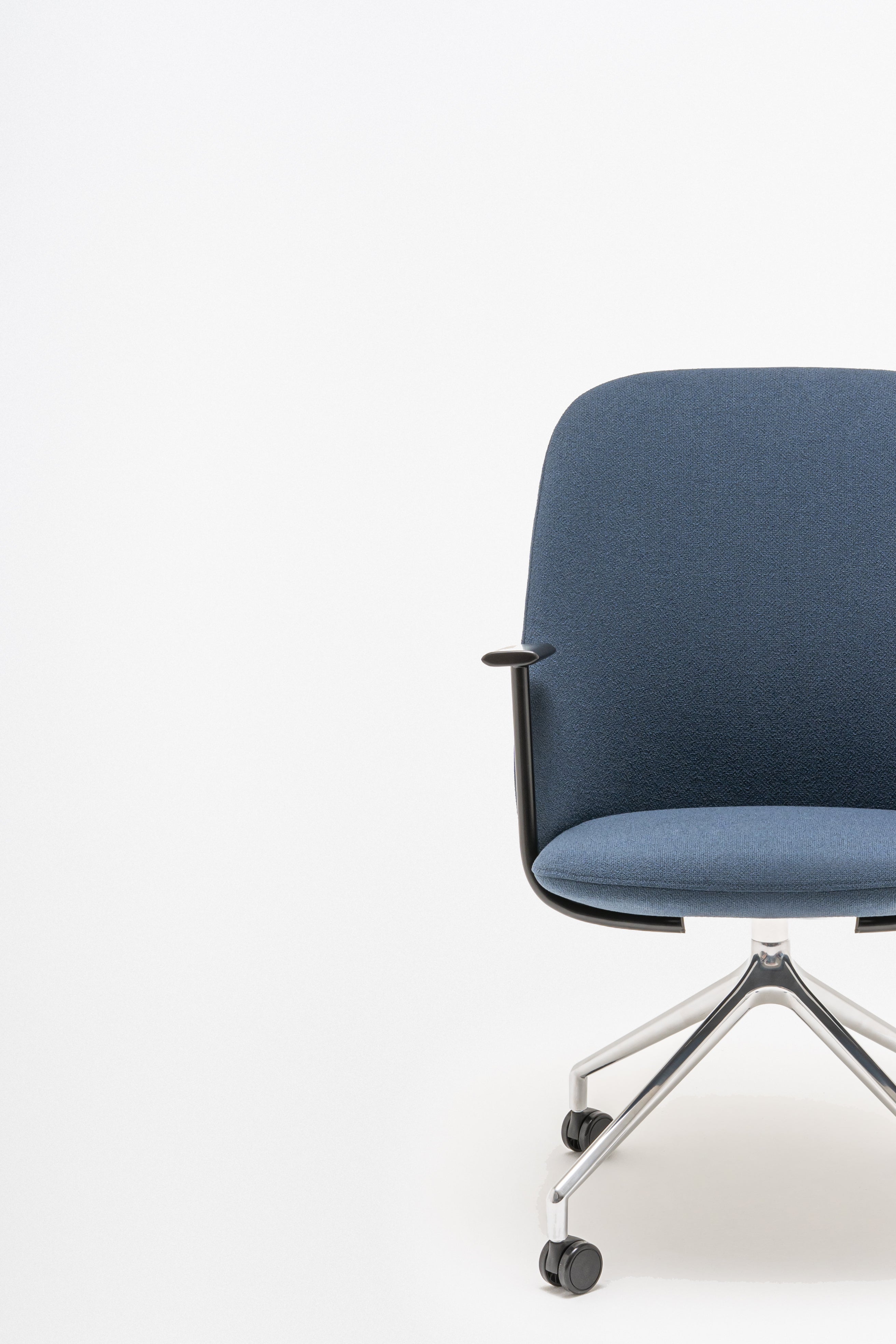 Kreslo s vysokým operadlom PARALEL leštené hliník