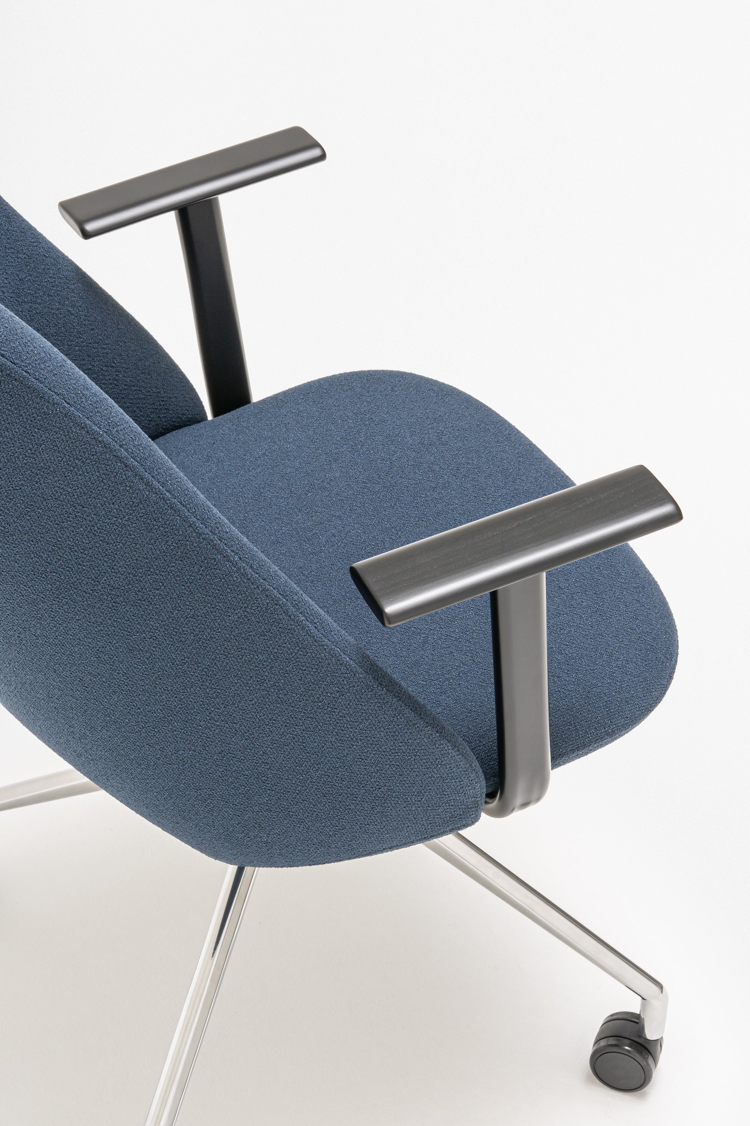 Kreslo s vysokým operadlom PARALEL leštené hliník