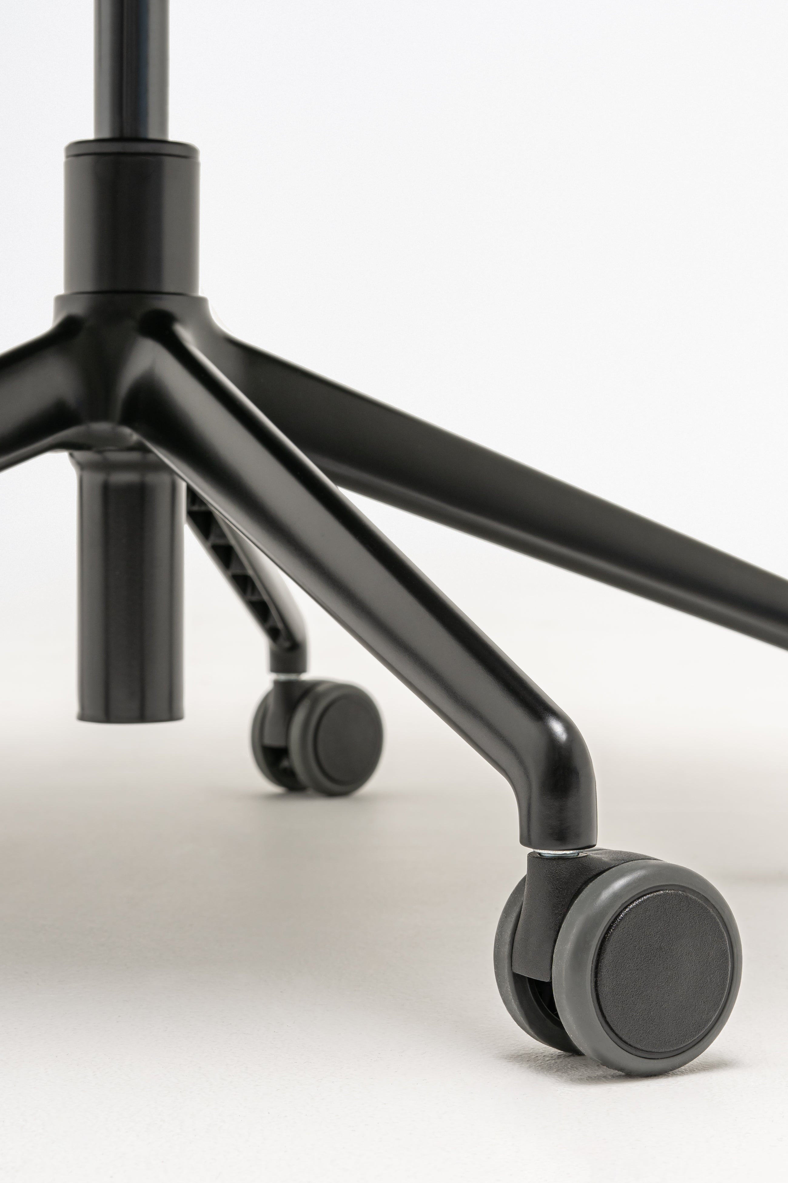 Conference armchair A regulated parallel base with wheels for hard surface