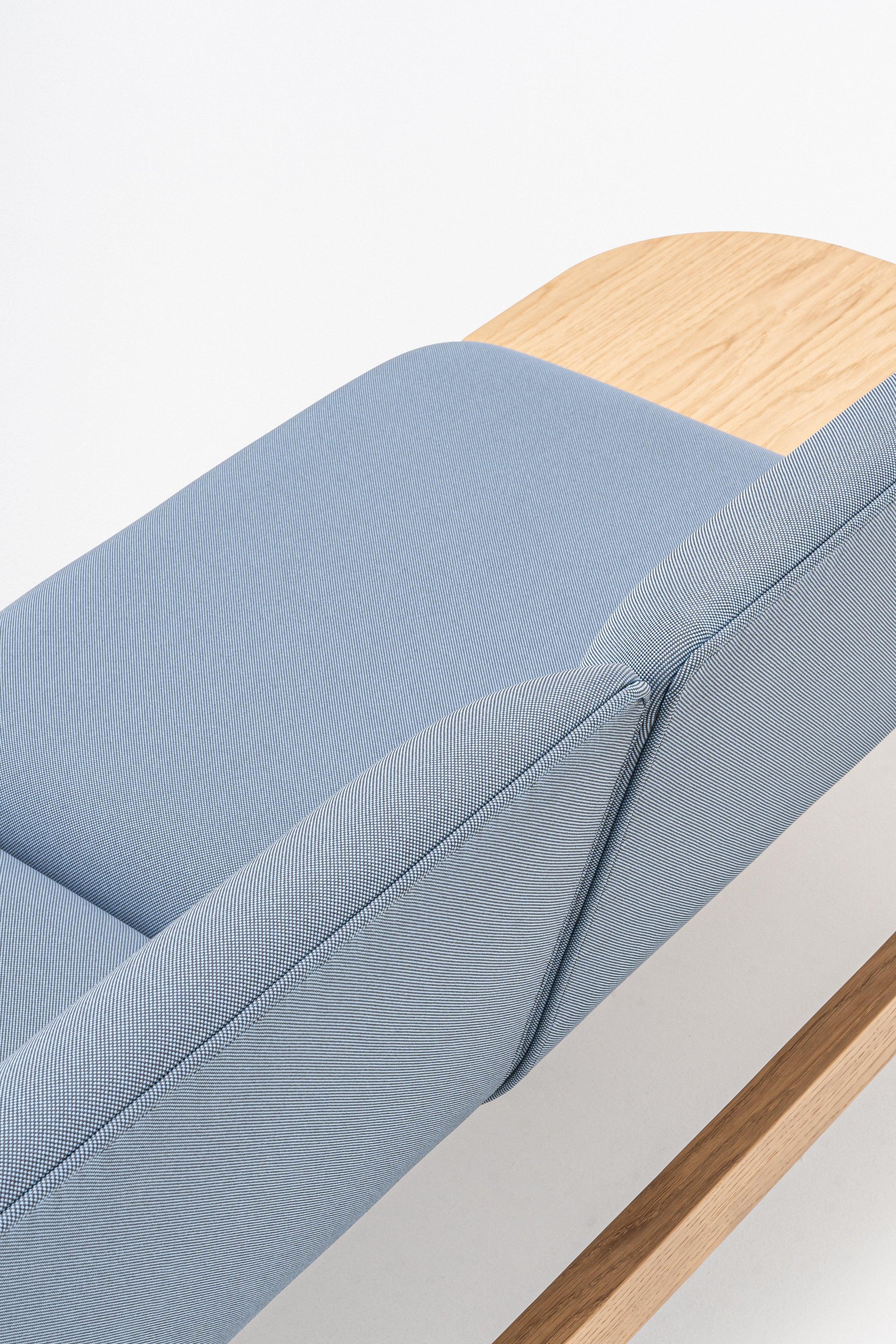 Čalúnená lavička s opierkou RAMP, drevená základňa