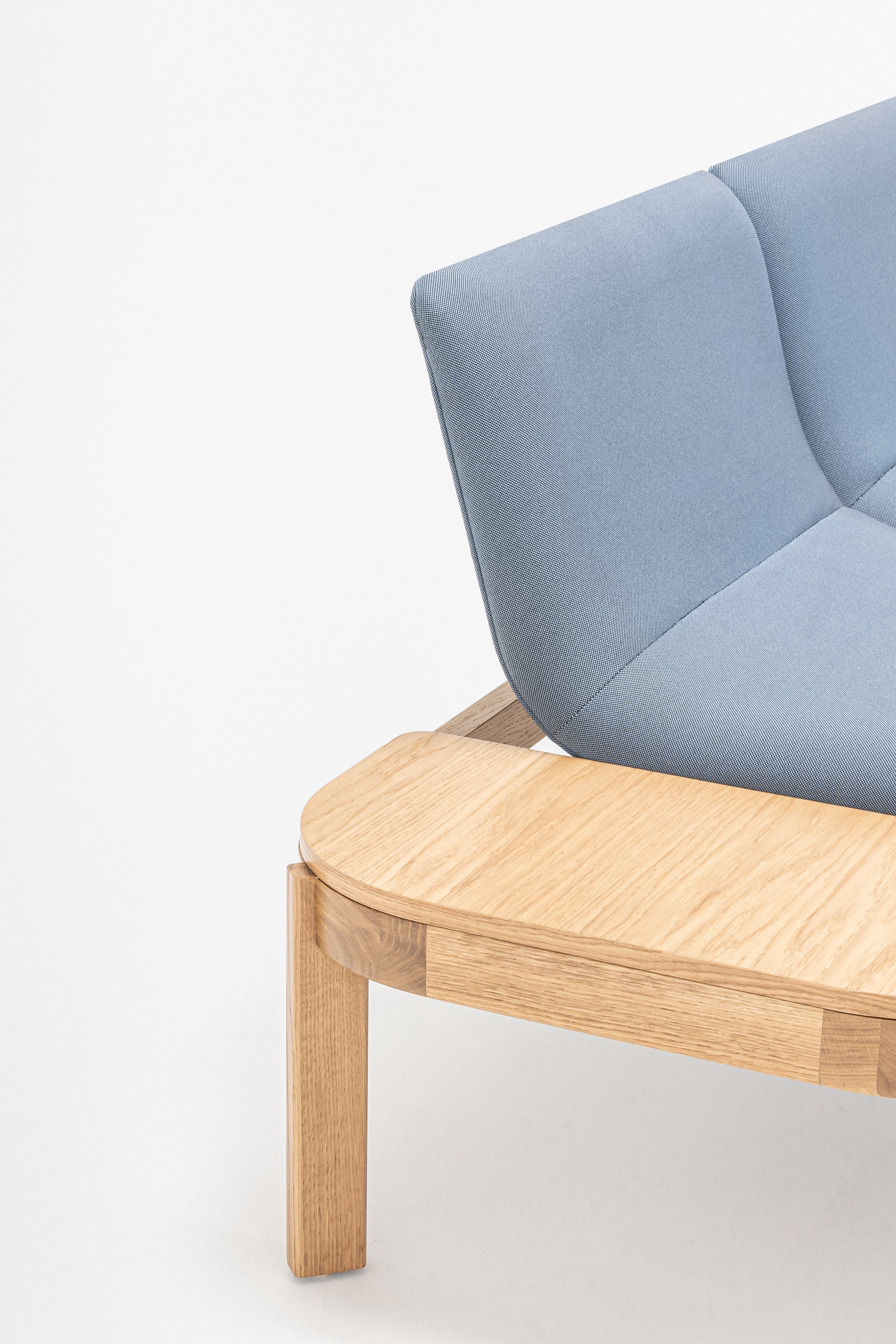 Čalúnená lavička s opierkou RAMP, drevená základňa