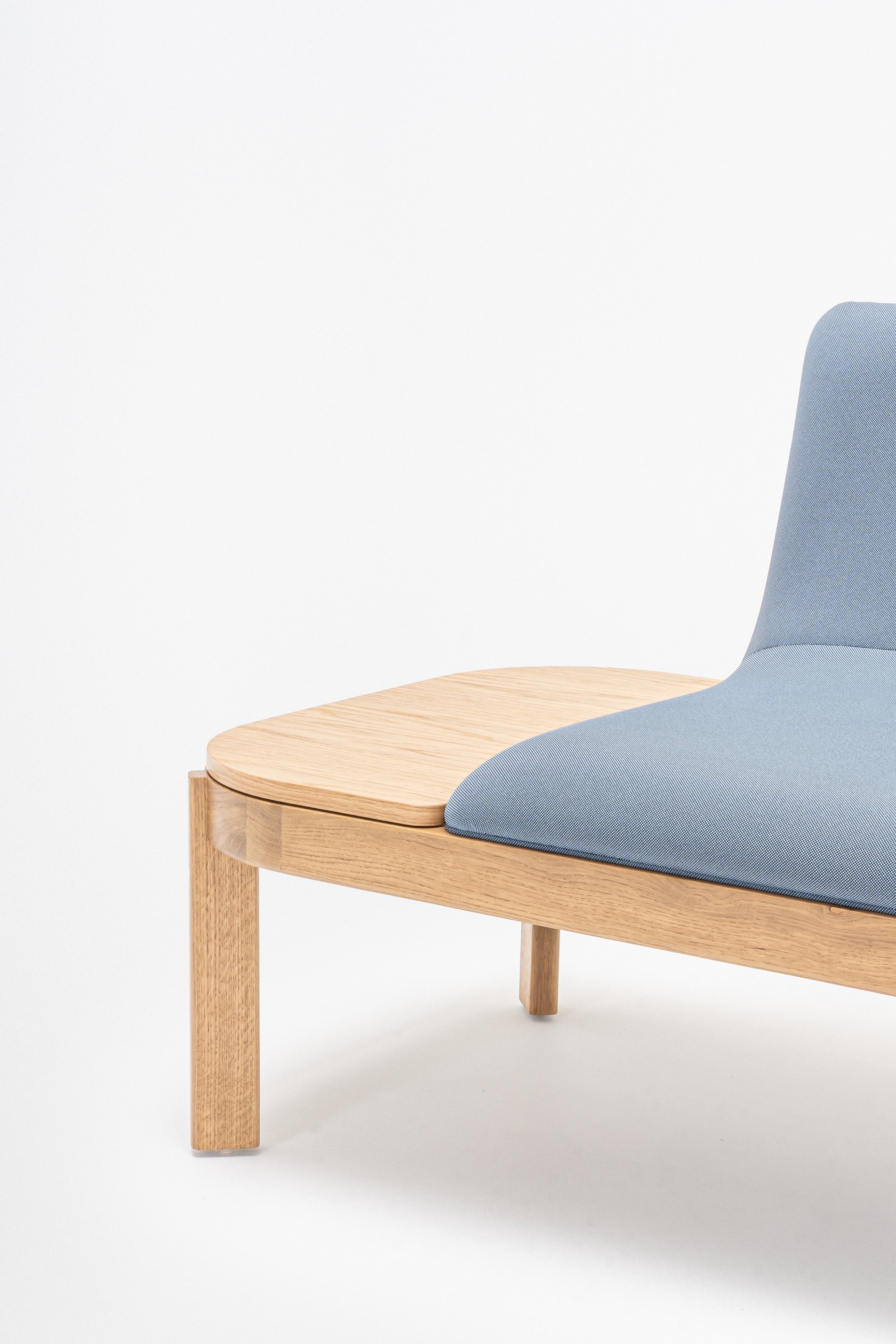 Čalúnená lavička s opierkou RAMP, drevená základňa