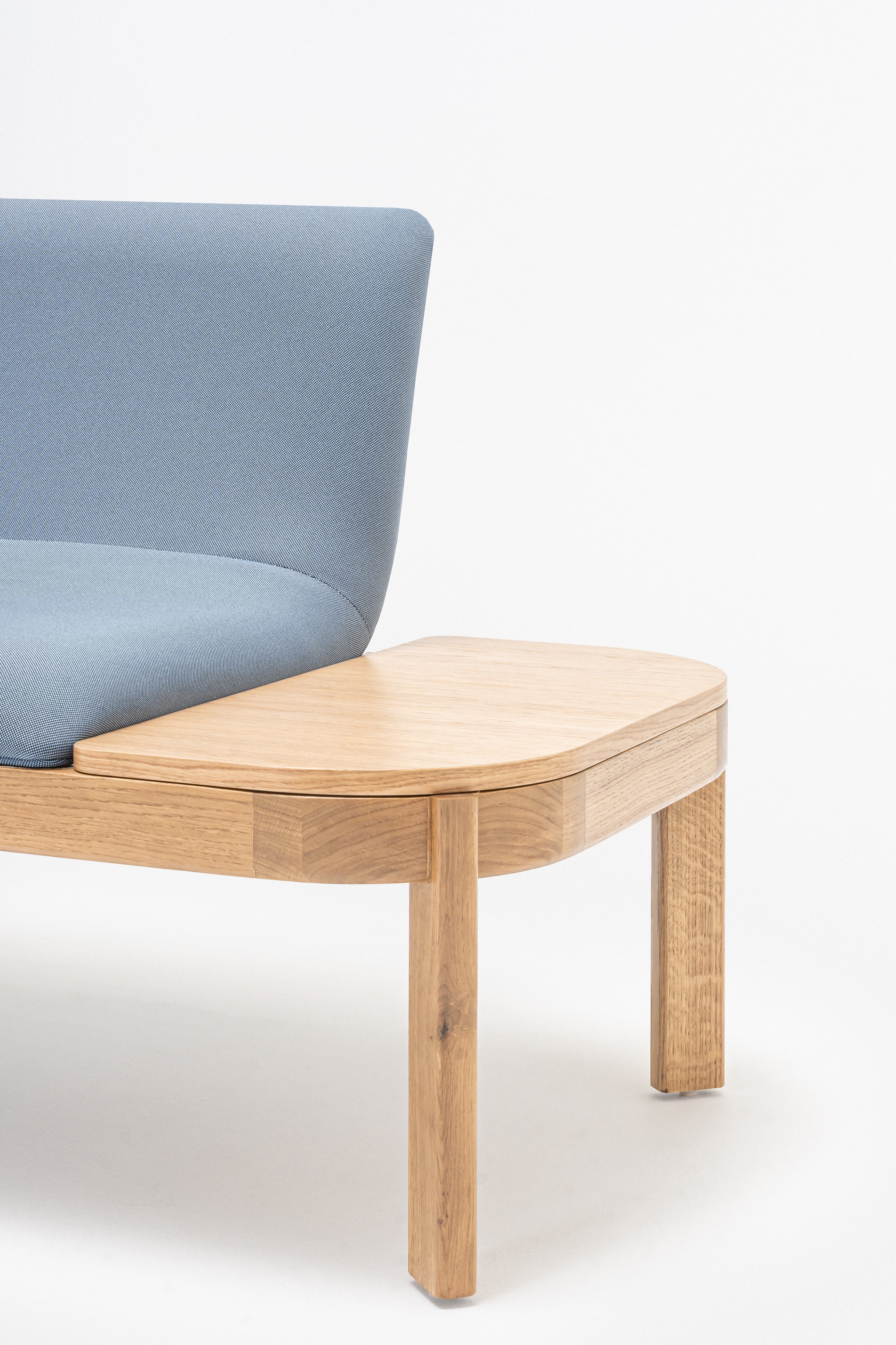 Čalúnená lavička s opierkou RAMP, drevená základňa