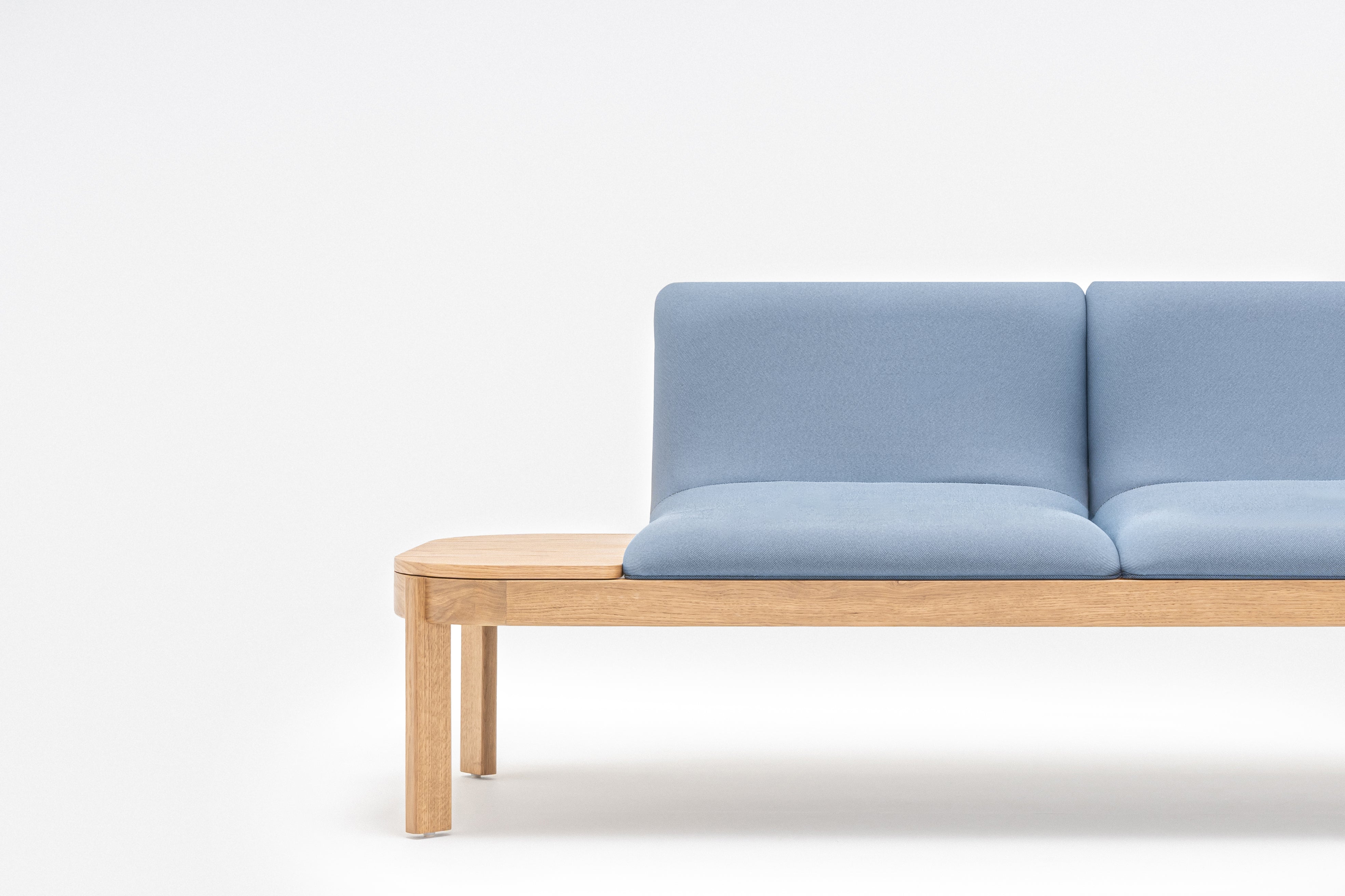 Čalúnená lavička s opierkou RAMP, drevená základňa