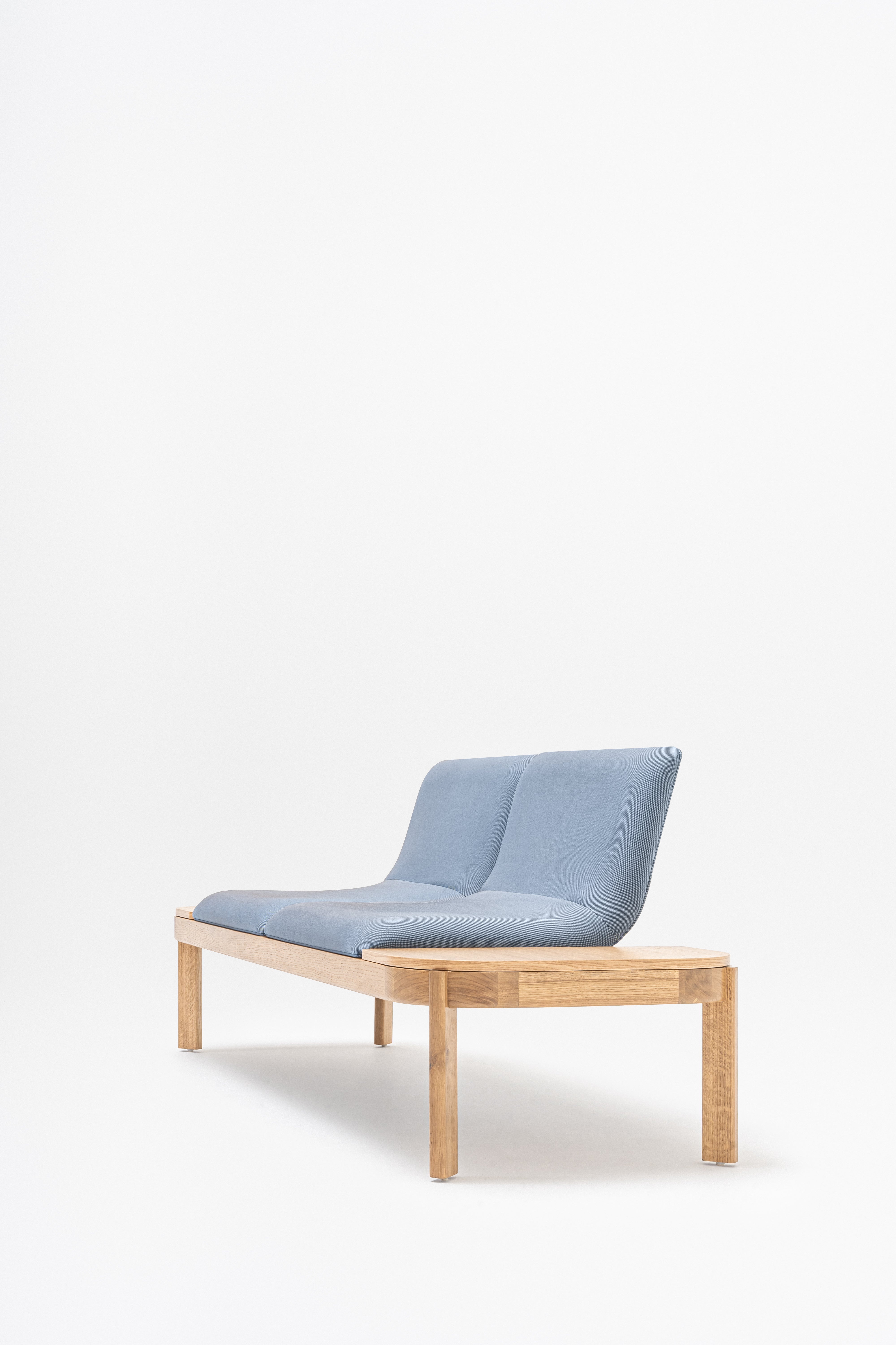 Čalúnená lavička s opierkou RAMP, drevená základňa